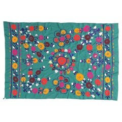 Textile de style Suzani de la fin du XXe siècle, ton terreux à fleurs, coloré et vibrant