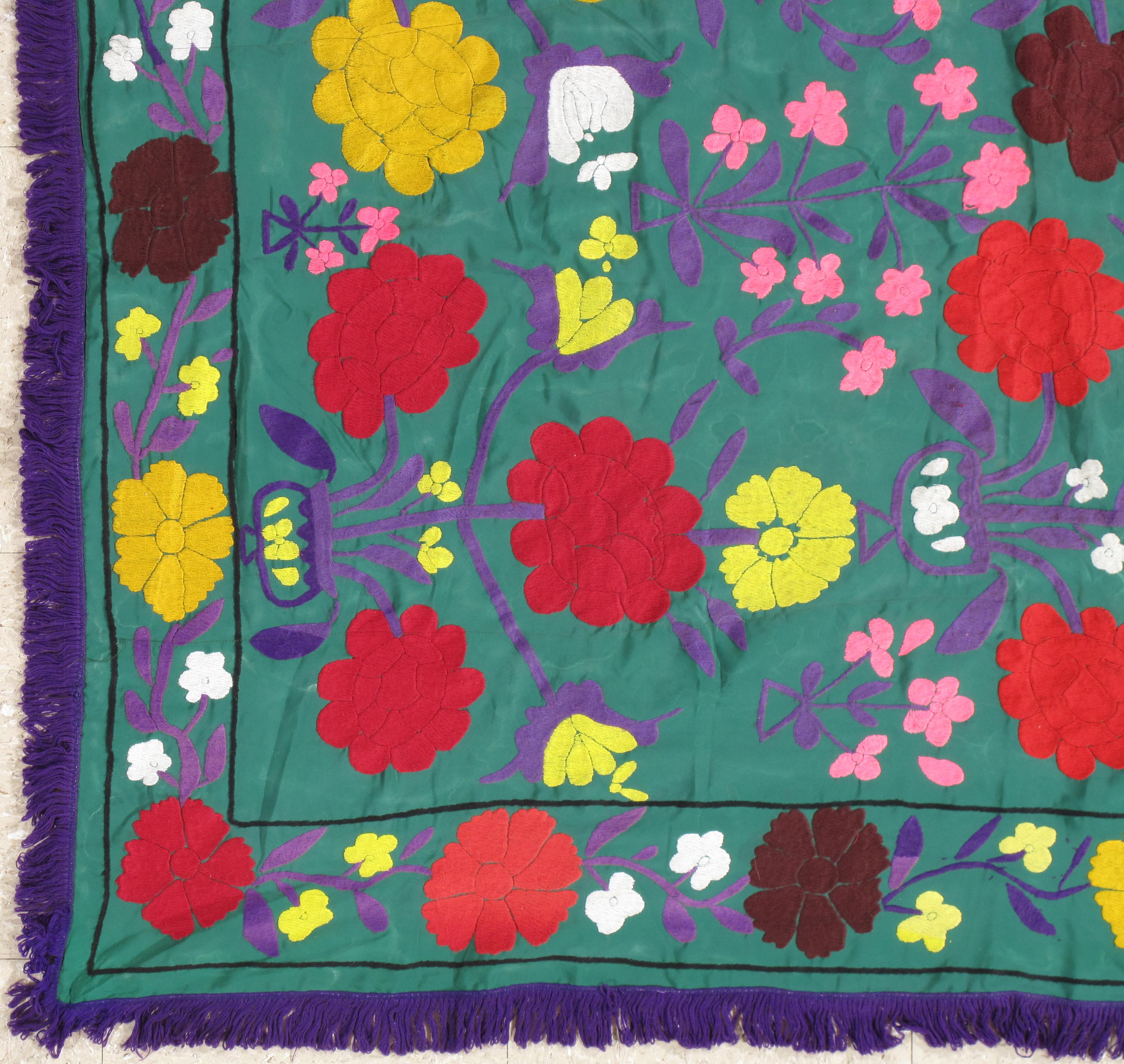 Fein gewebter baumwollgrundierter Vintage-Suzani mit Handstickerei. Feines Blumendesign. Diese Suzani-Stickerei hat die auffälligste, schlaffördernde Farbpalette. Sehr schönes Suzani-Textil des 20. Jahrhunderts. Mit leuchtenden Seiden-Highlights.