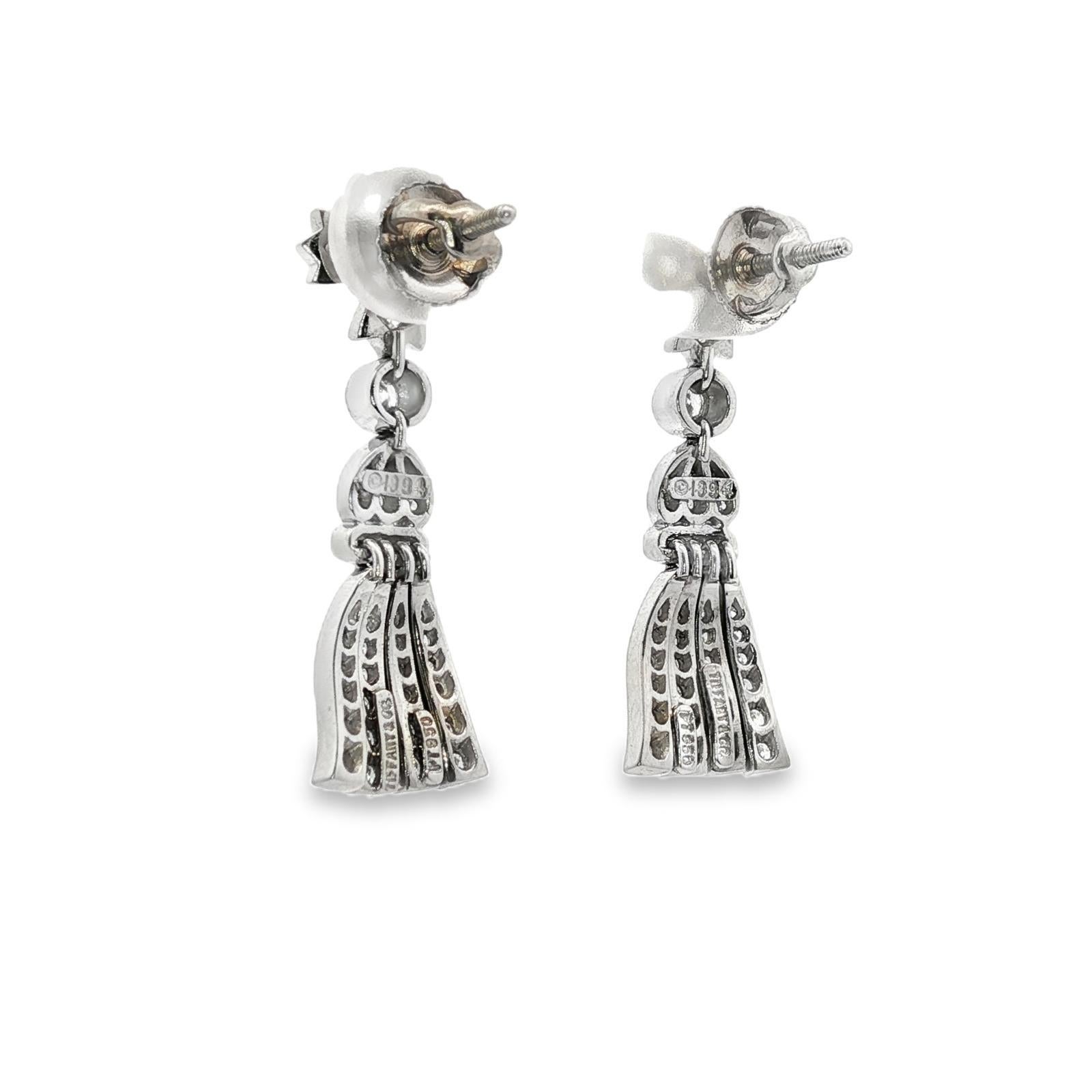 Donna Fine del XX secolo Tiffany & Co. Orecchini a lampadario in platino e diamanti Circa 1994 in vendita