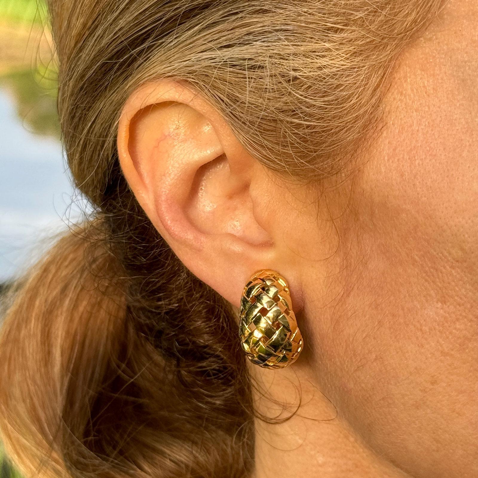 These Tiffany & Co. Vannerie basket weave half hoop earclip earrings are a refined vintage design with a captivating texture. Measuring 24 x 14mm, the earrings are crafted from 18k yellow gold and feature an intricate basket weave pattern that gives