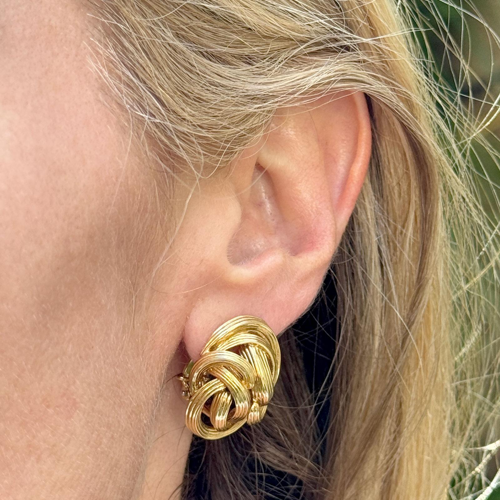 Audaci e senza tempo, questi fermi per orecchie vintage di Tiffany & Co. sono realizzati in oro giallo 18 carati riccamente lucidato e recano il marchio Tiffany & Co. 750. Con una silhouette scultorea e un'eleganza classica, misurano circa 0,75 x