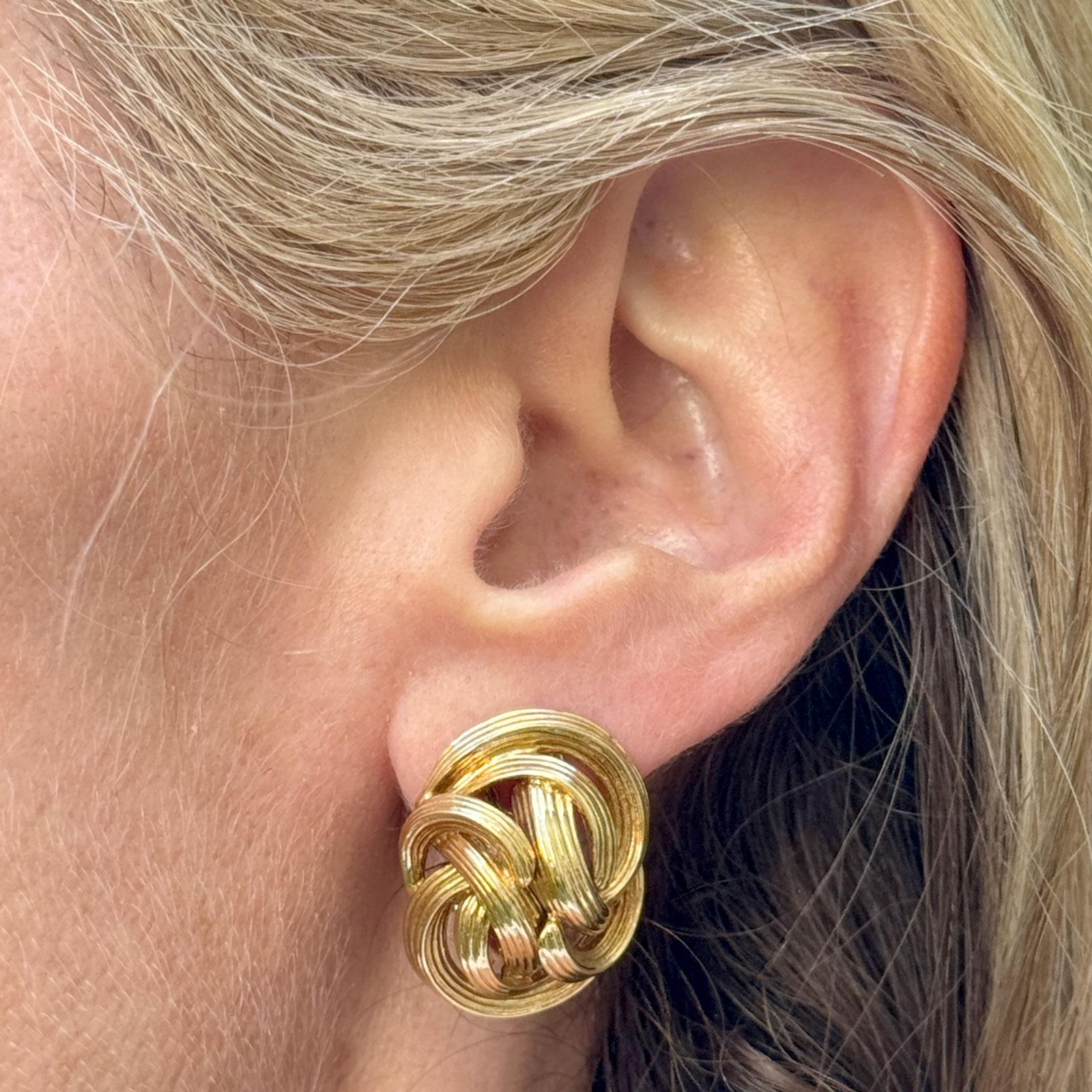 Orecchini a clip con nodo in oro giallo 18 carati Tiffany & Company della fine del XX secolo In condizioni ottime in vendita a Boca Raton, FL