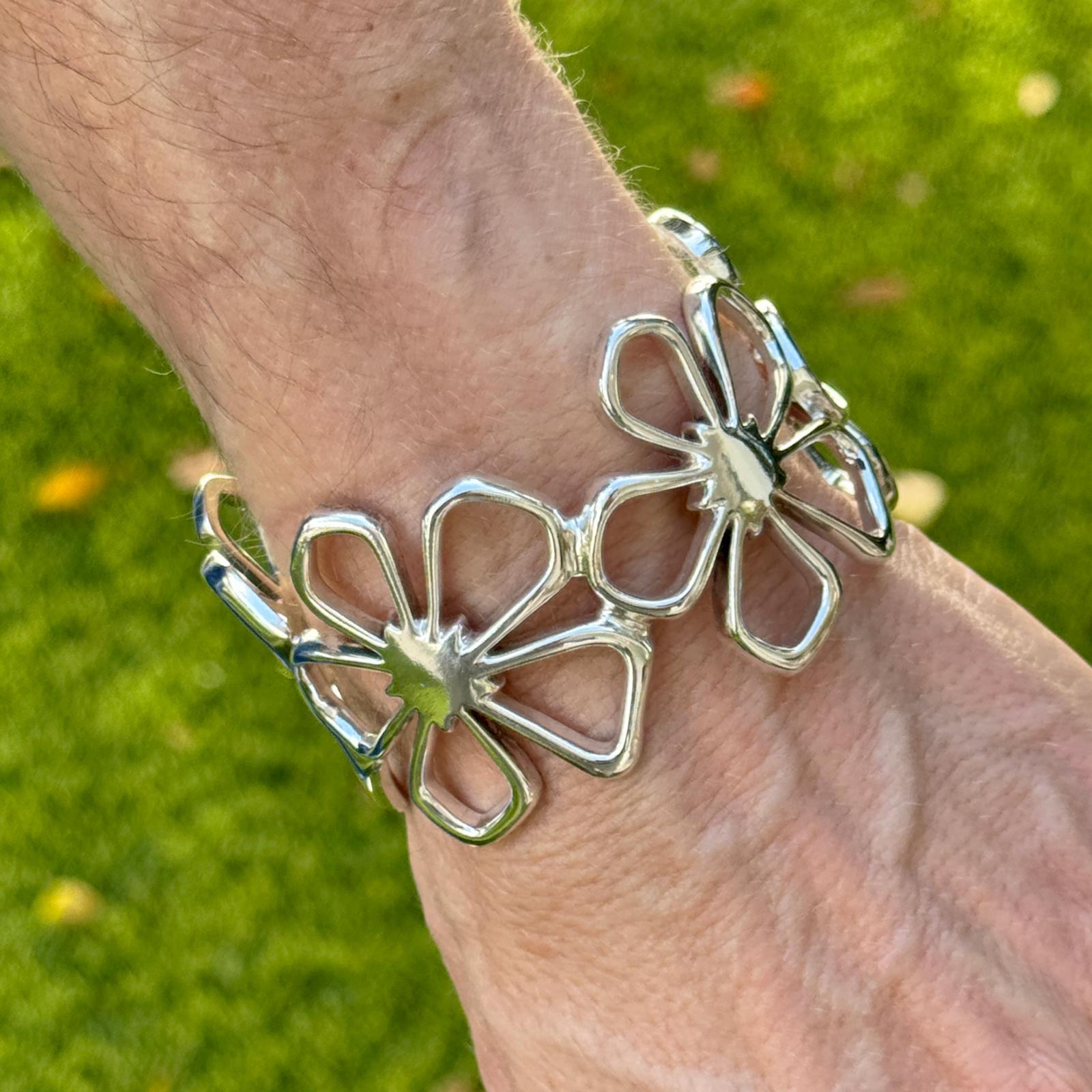 This vintage Tiffany & Co. sterling silver hibiscus cuff bracelet is a timeless statement piece, showcasing the brand’s signature craftsmanship and elegant design. Inspired by the delicate beauty of the hibiscus flower, the cuff measuring 1.5 inches
