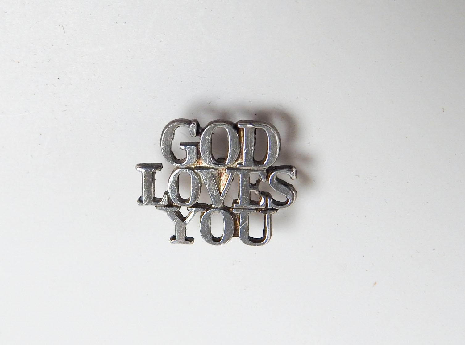 Mid-Century Modern Tiffany, épingle à cravate God Loves You Lapel en argent sterling de la fin du 20e siècle en vente