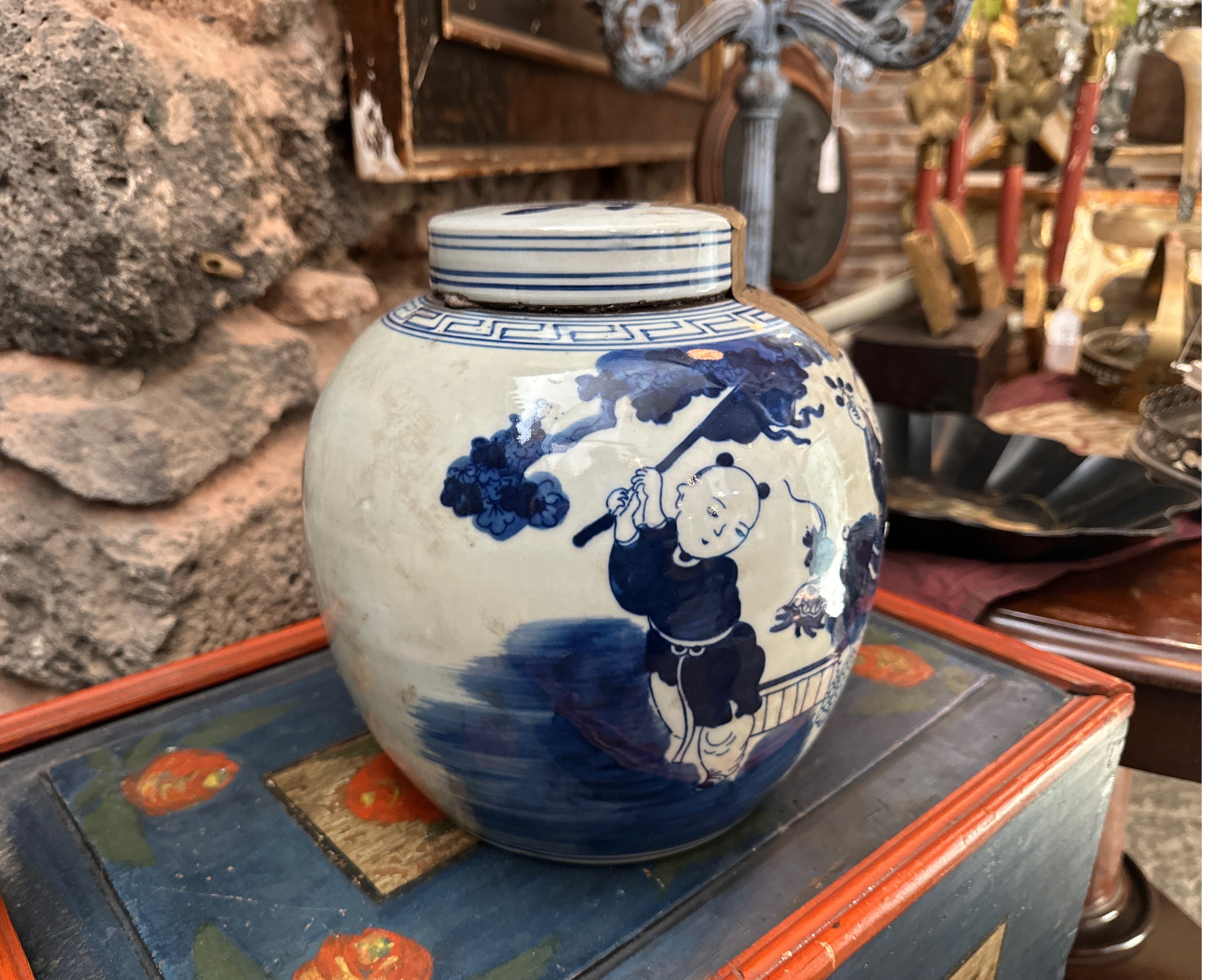 Ce pot à gingembre en céramique bleue et blanche a été fabriqué et peint à la main en Chine dans la deuxième partie du XXe siècle. Il est en état d'origine et présente des signes normaux d'âge. Les céramiques bleues et blanches ont une longue