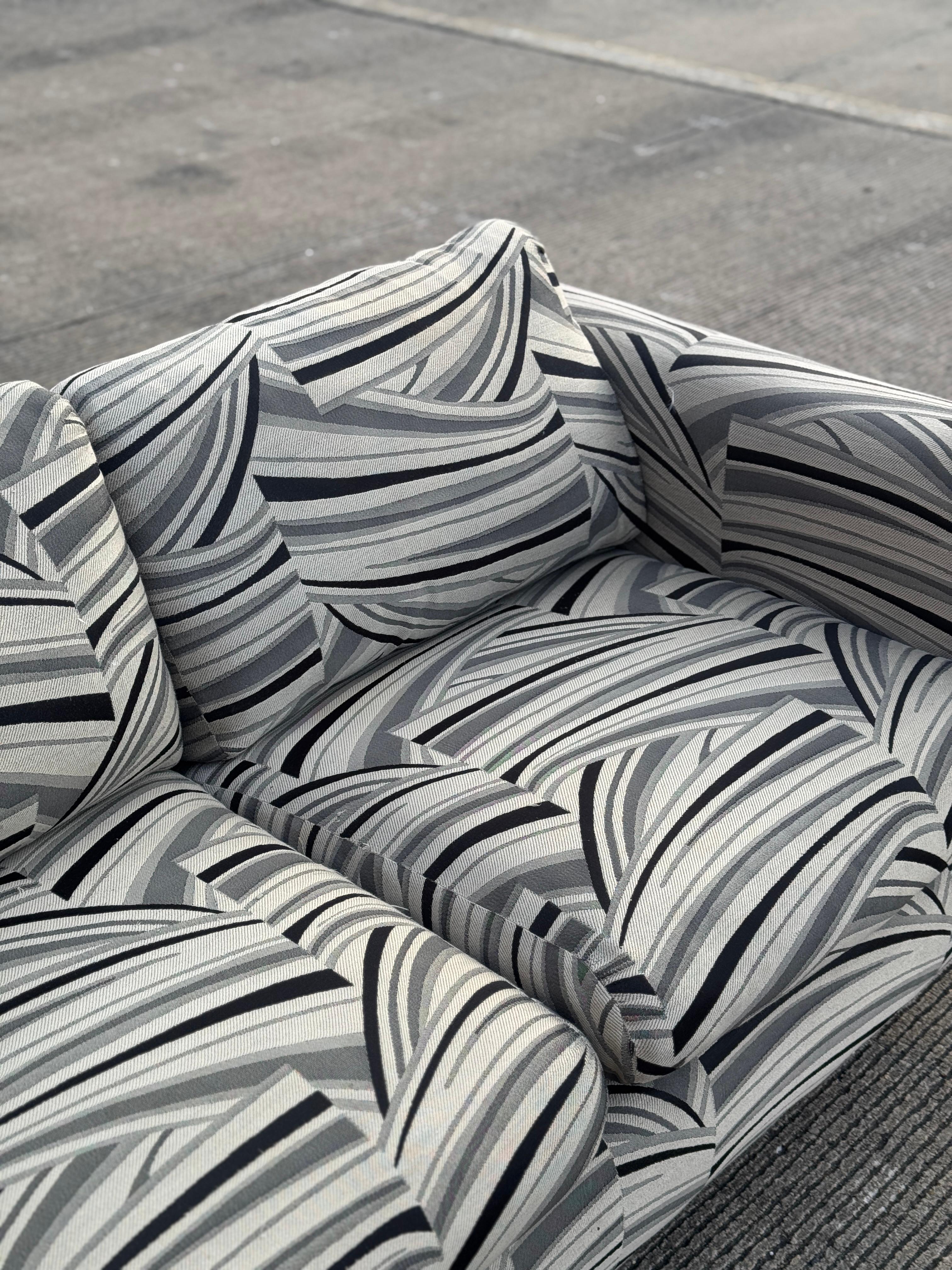 Late 20th-Century Tuxedo Sofas With Abstract Upholstery - Set of 2 For Sale 6