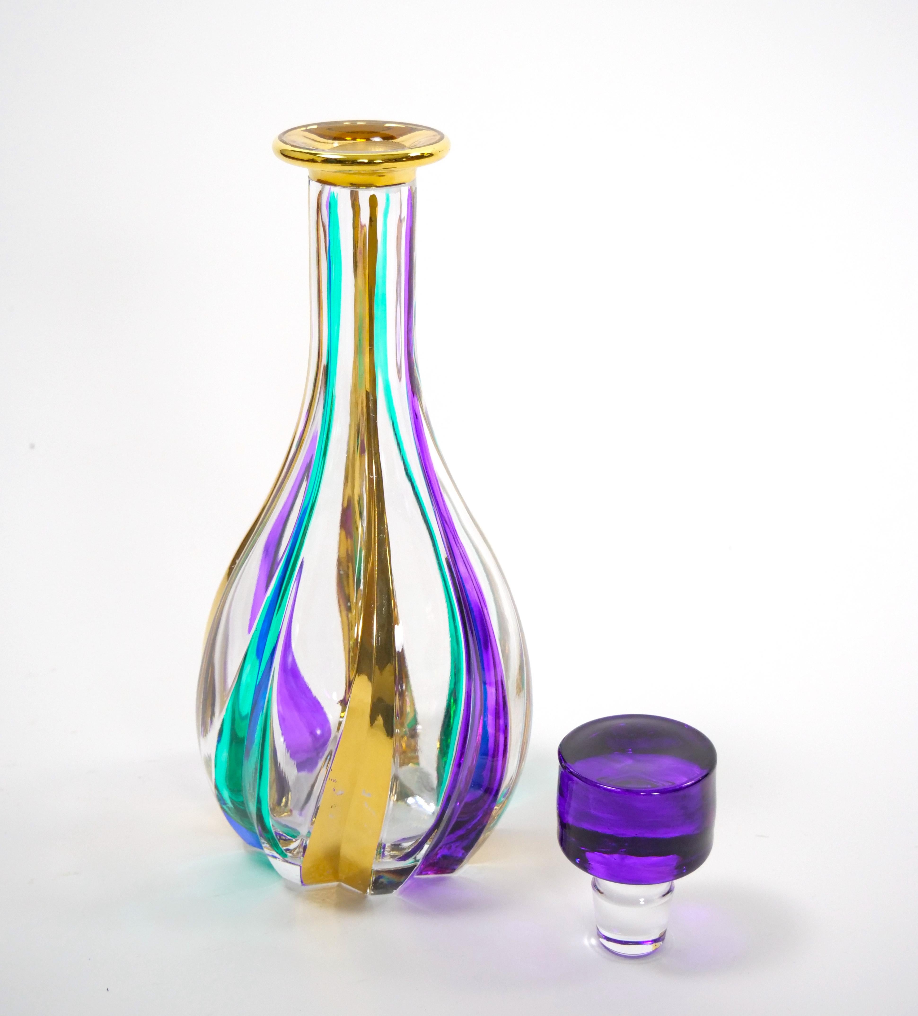 Scopri l'eleganza senza tempo dell'artigianato italiano della fine del XX secolo con il nostro squisito decanter in vetro veneziano dipinto a mano e decorato con oro dorato. Questo pezzo eccezionale mette in mostra un'incredibile gioco di colori,