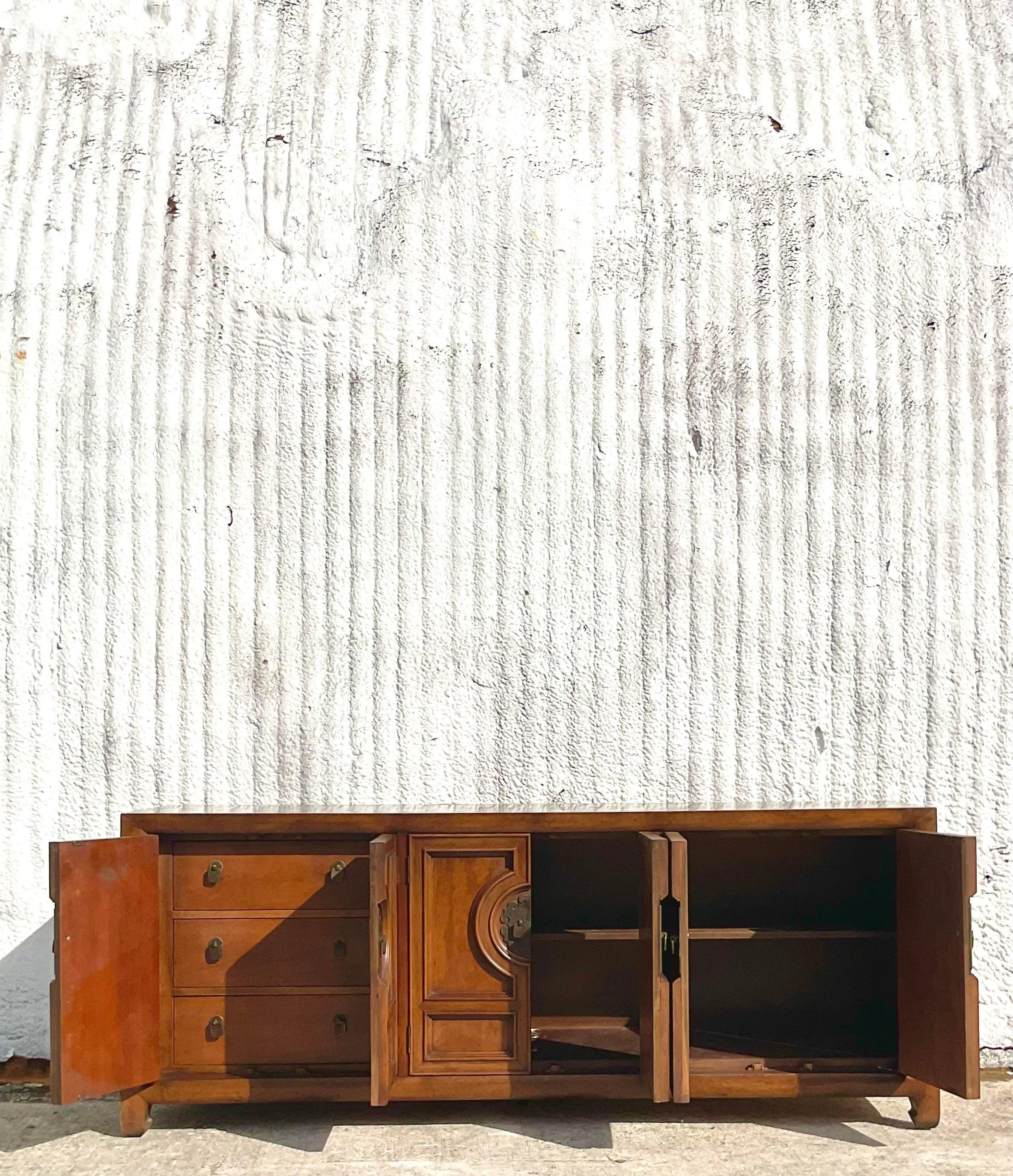 Fin du 20ème siècle Vintage Century Furniture asiatique Crédence à médaillon en vente 2