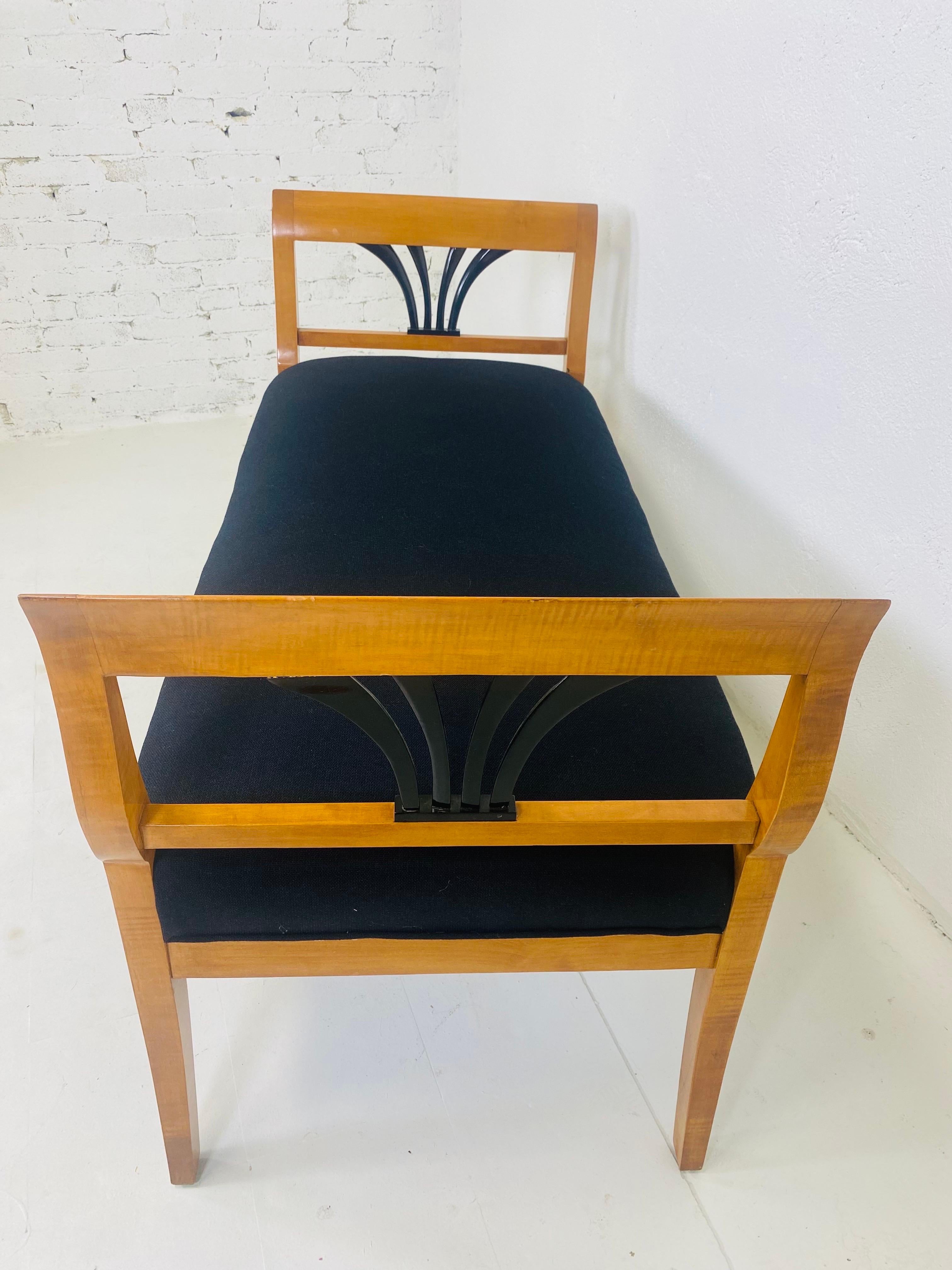 Fin du 20ème siècle, banc vintage de style Biedermeier nouvellement tapissé en vente 3
