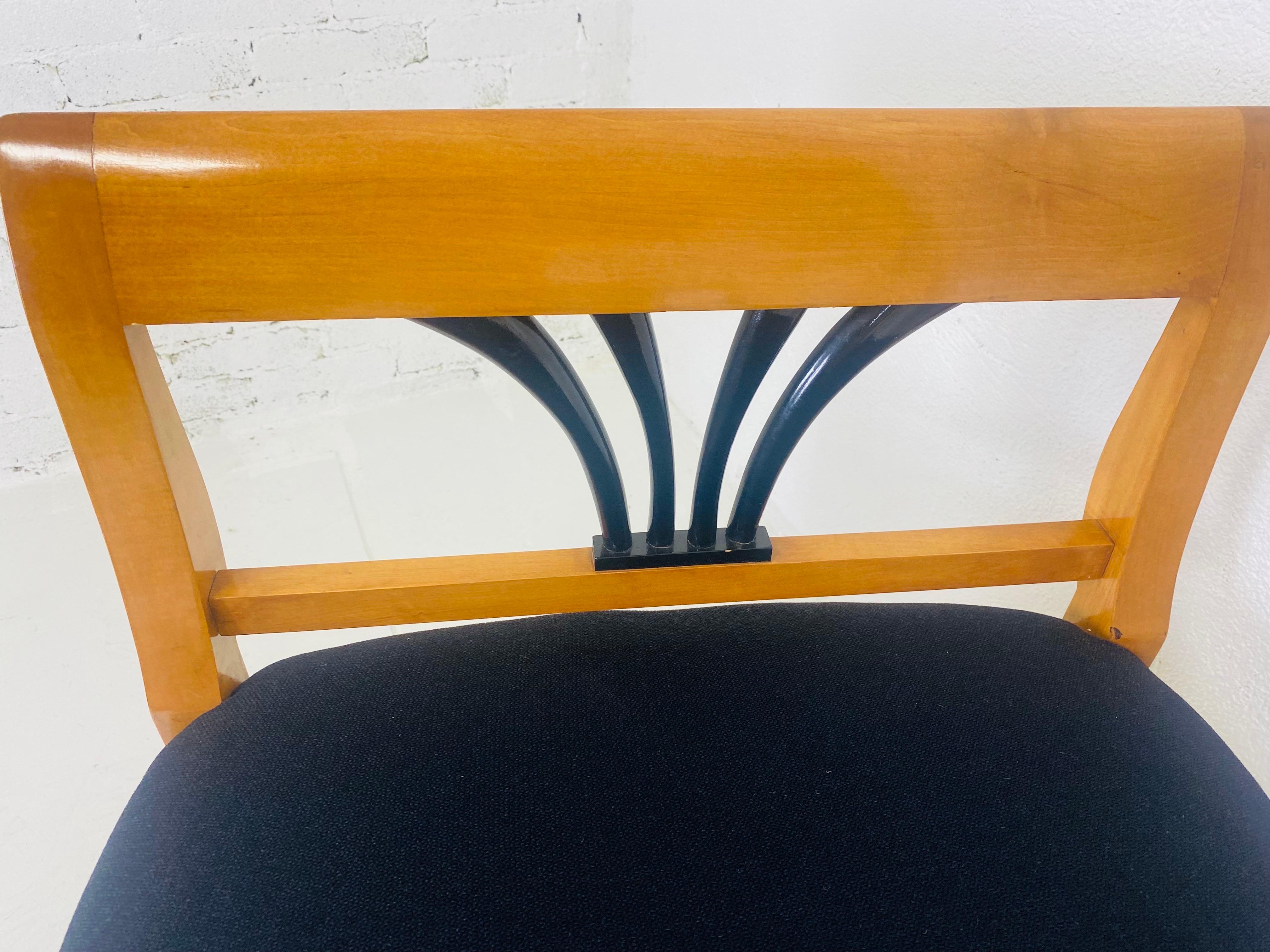Il s'agit d'un banc rembourré de style Biedermeier datant de la fin du 20e siècle. Ce banc a été nouvellement recouvert d'un canard en coton noir. Ce banc a un cadre en bois satiné blond avec un détail d'éventail laqué noir au centre de chaque bras.