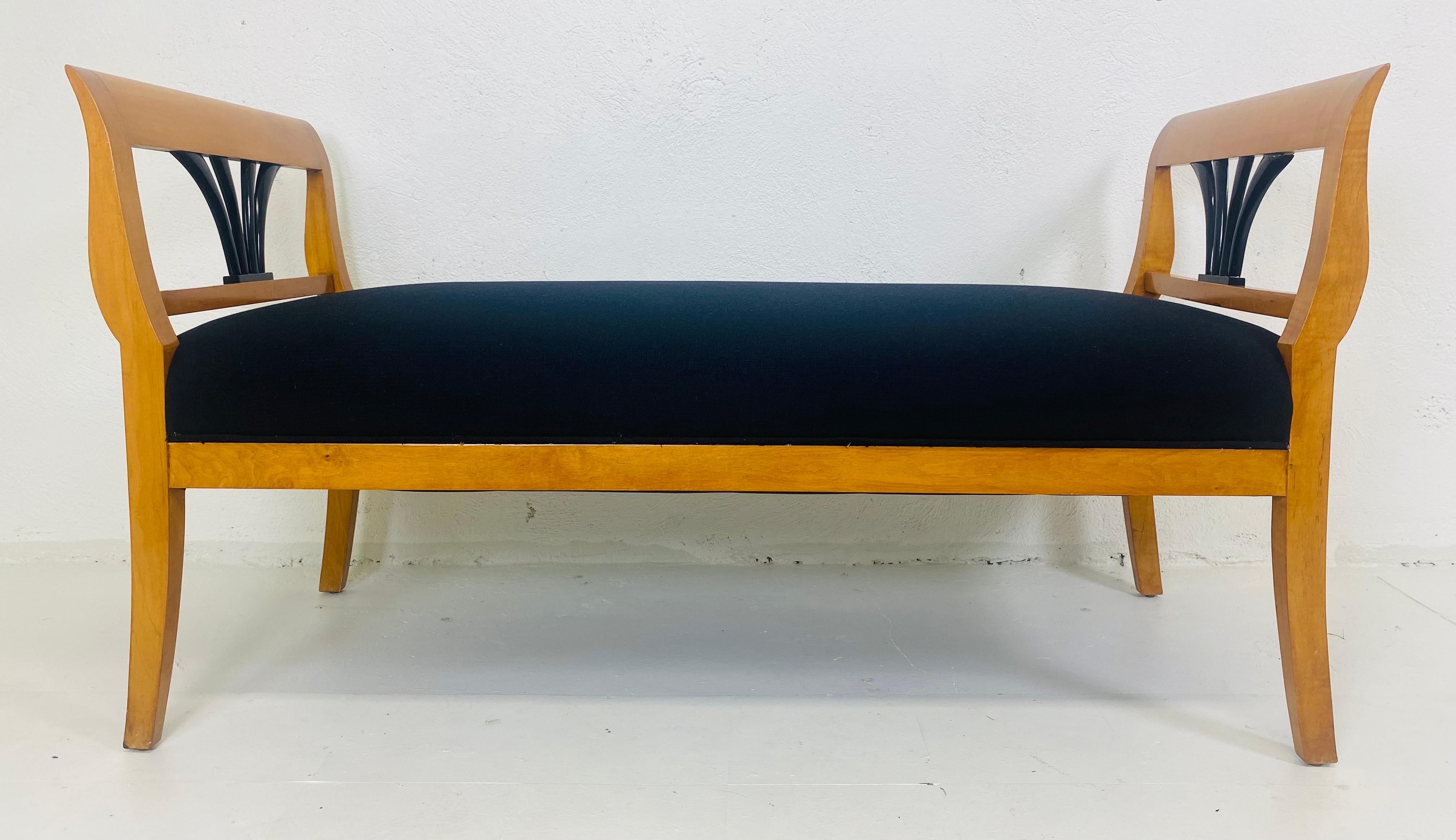 Américain Fin du 20ème siècle, banc vintage de style Biedermeier nouvellement tapissé en vente