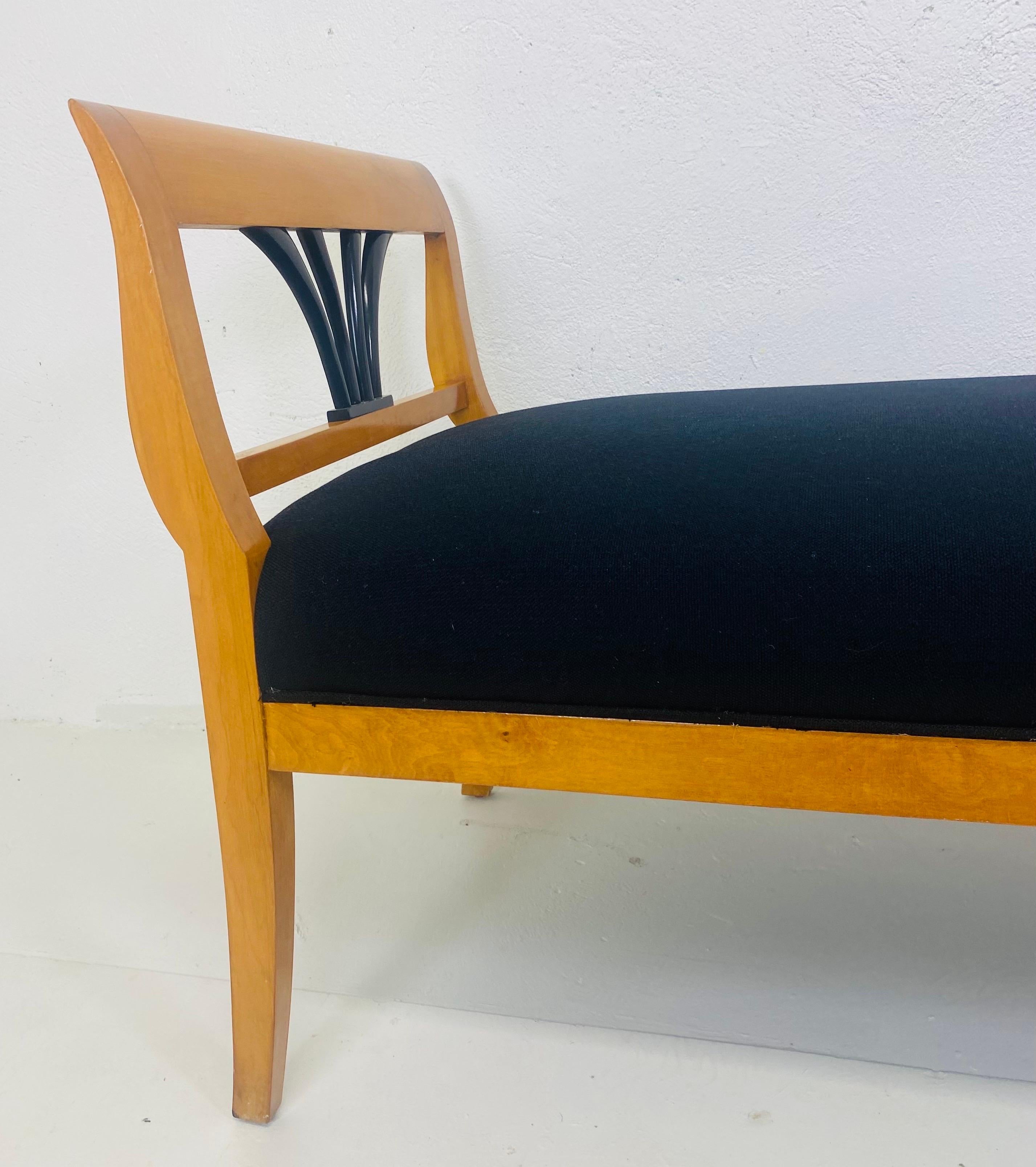 Fait main Fin du 20ème siècle, banc vintage de style Biedermeier nouvellement tapissé en vente