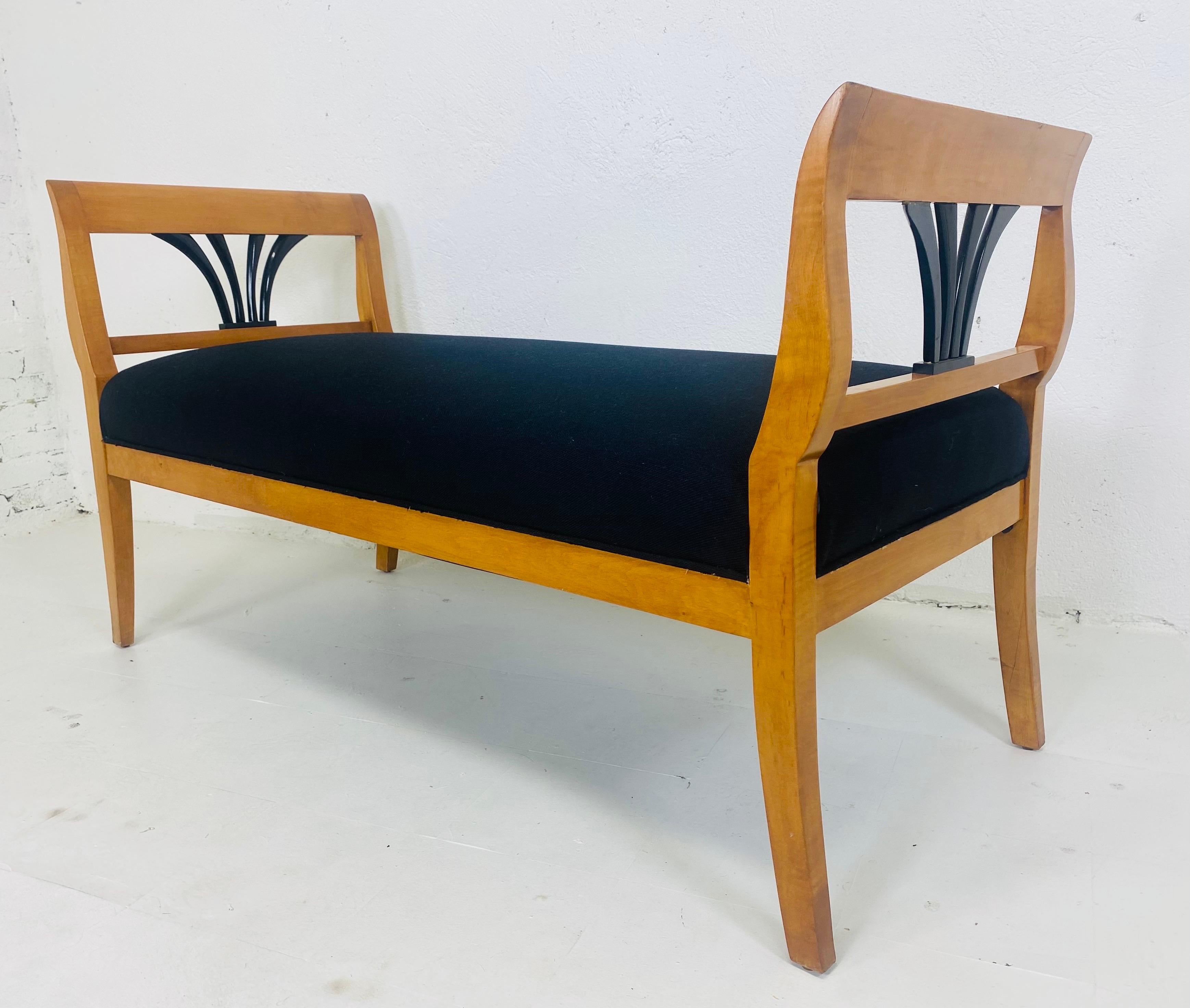 Fin du 20ème siècle, banc vintage de style Biedermeier nouvellement tapissé Bon état - En vente à Allentown, PA