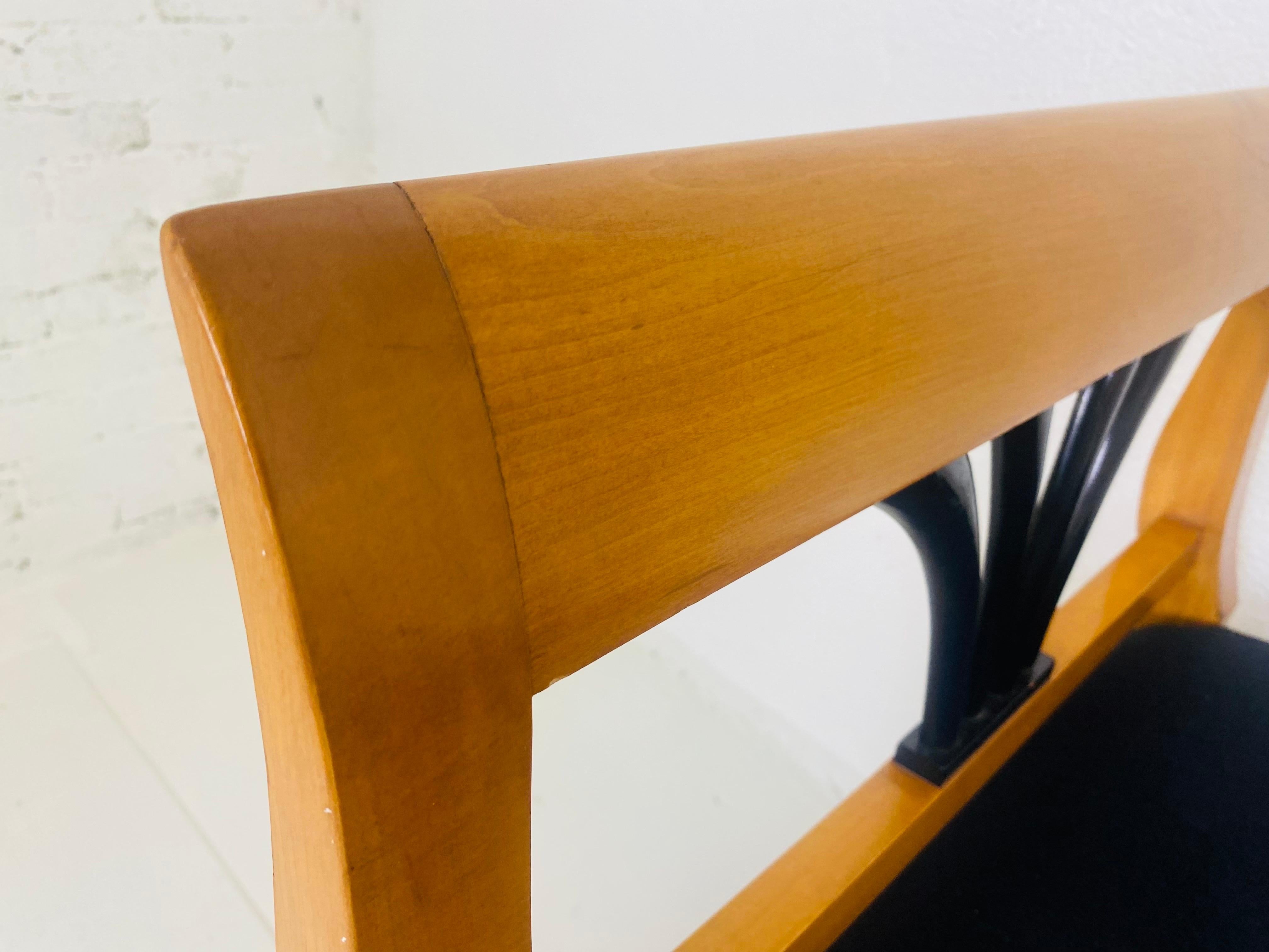 Bois Fin du 20ème siècle, banc vintage de style Biedermeier nouvellement tapissé en vente