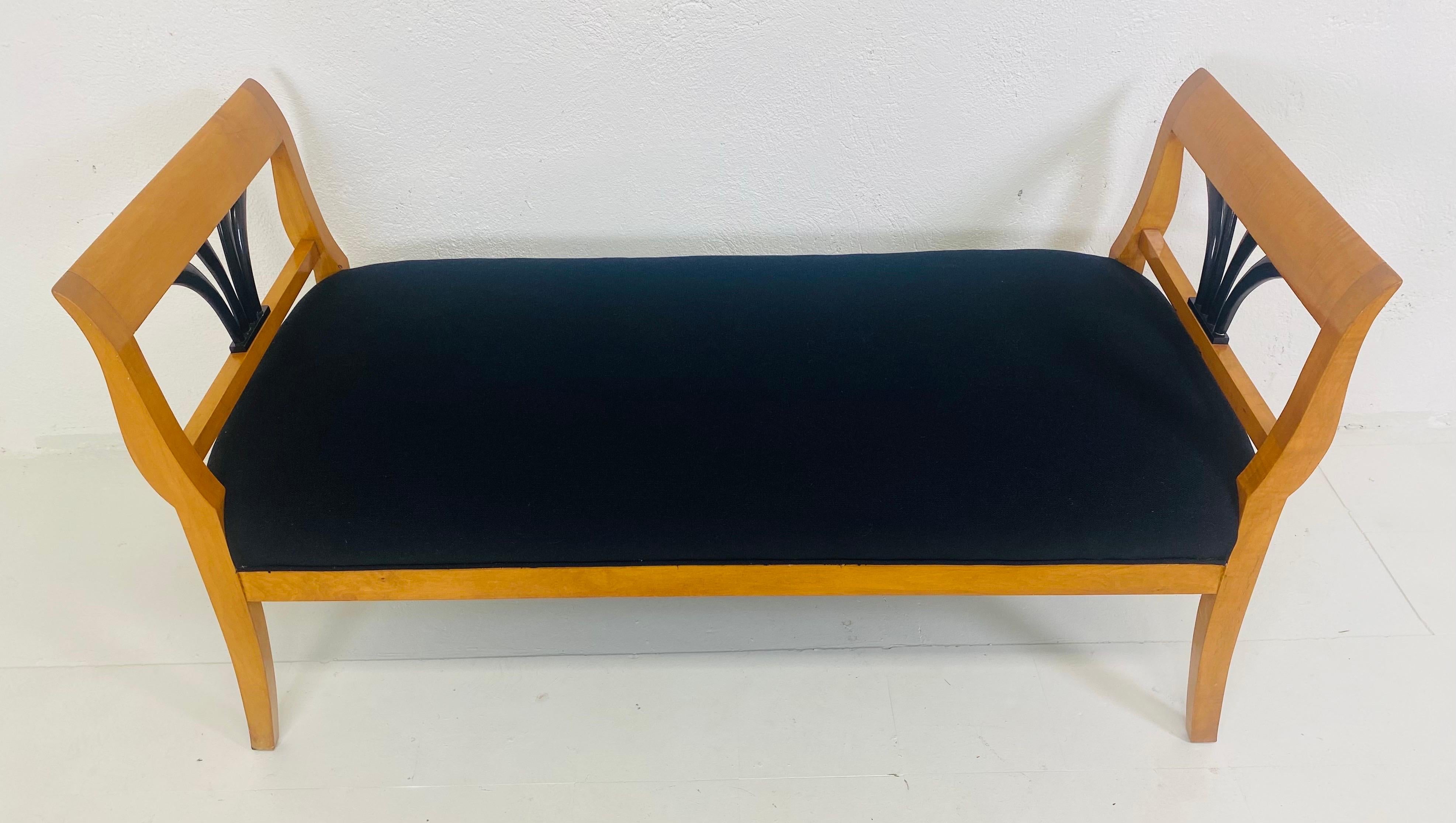 Fin du 20ème siècle, banc vintage de style Biedermeier nouvellement tapissé en vente 1