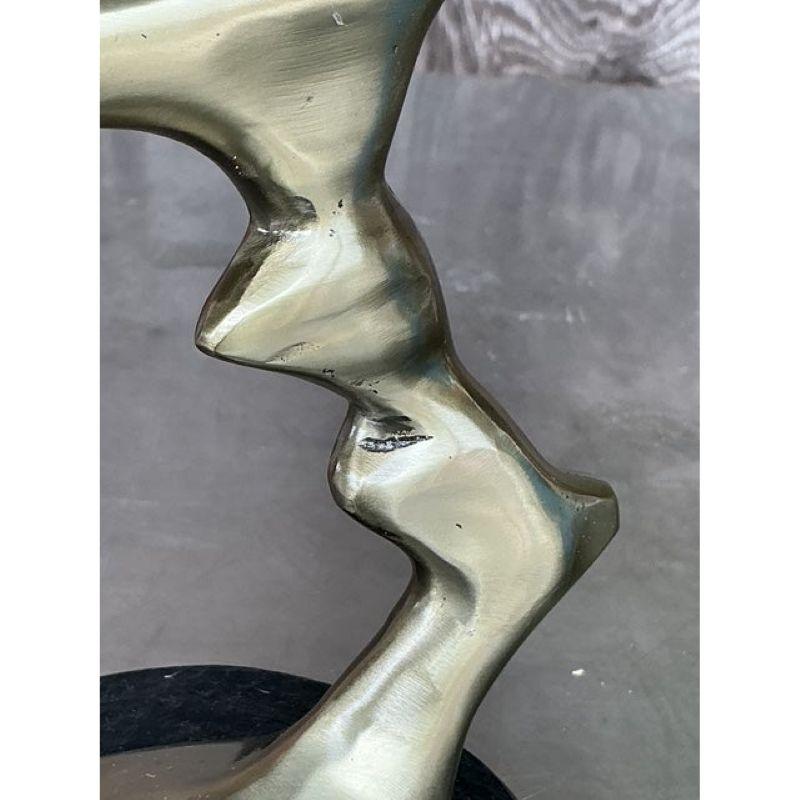 Introduci un accattivante tocco di dinamismo artistico nel tuo arredamento con questo sorprendente set di due sculture astratte vintage. Ogni pezzo è caratterizzato da una forma fluida e biomorfa realizzata in ottone scintillante, che evoca un senso