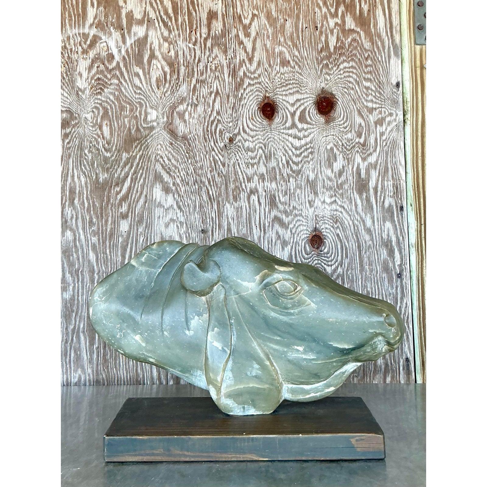 Abbraccia la bellezza dell'anima dei materiali organici e dell'artigianato con questo busto di mucca in pietra ollare intagliata vintage. Scolpito con un realismo fluido e astratto, questo pezzo cattura l'espressione serena e i contorni morbidi
