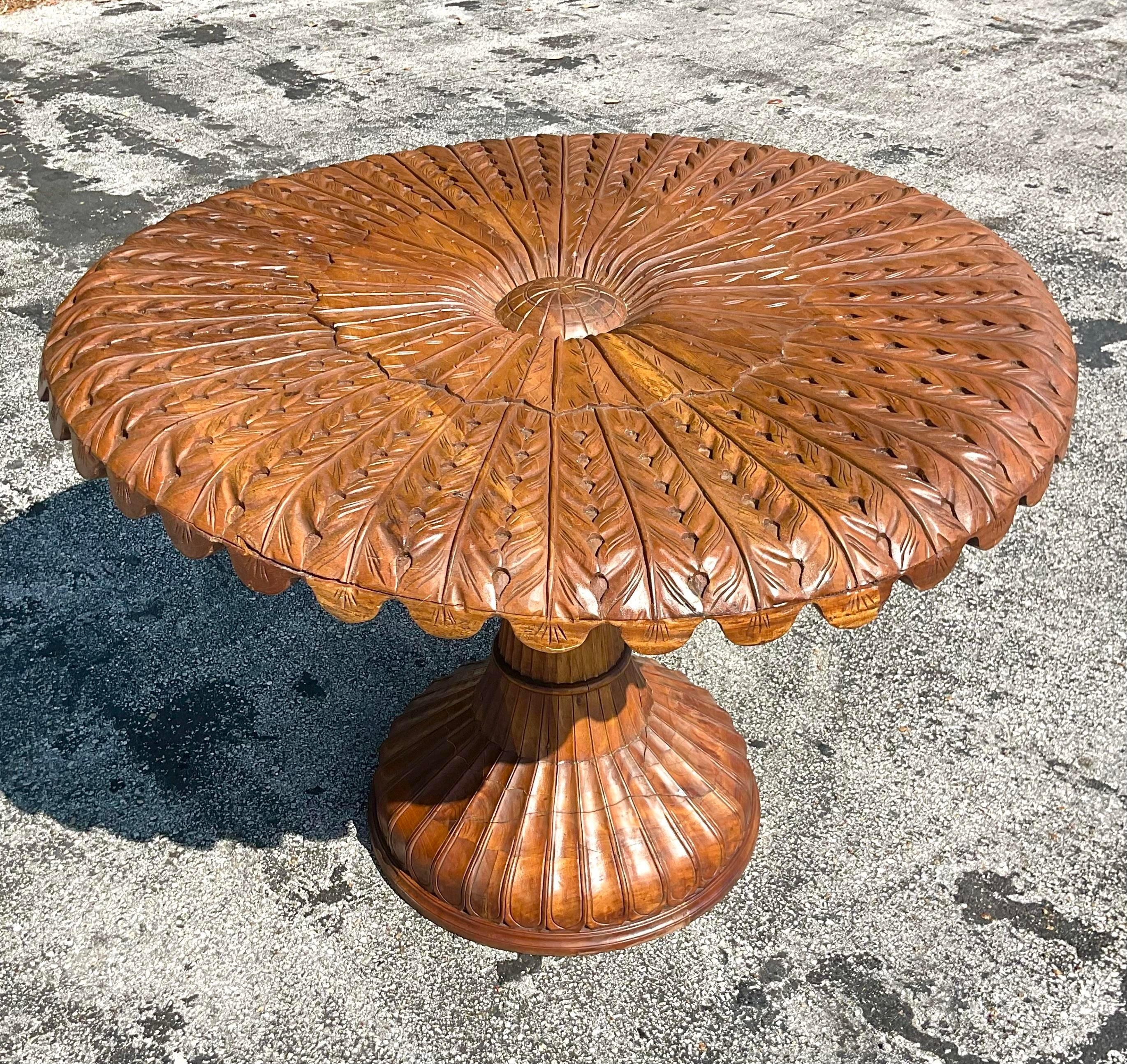 Améliorez votre intérieur avec cette table de hall centrale Boho vintage, présentant des détails complexes en bois sculpté. Une pièce unique de style américain qui apporte chaleur et charme artistique à toute entrée. 