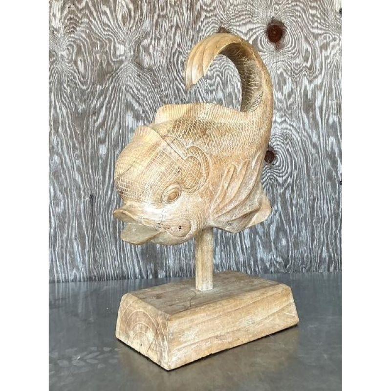 Porta un senso di tranquillità e bellezza naturale nella tua casa con questa scultura vintage in legno intagliato a mano raffigurante un pesce Koi. Sapientemente ricavata da un solido pezzo di legno, la scultura cattura la forma aggraziata e il
