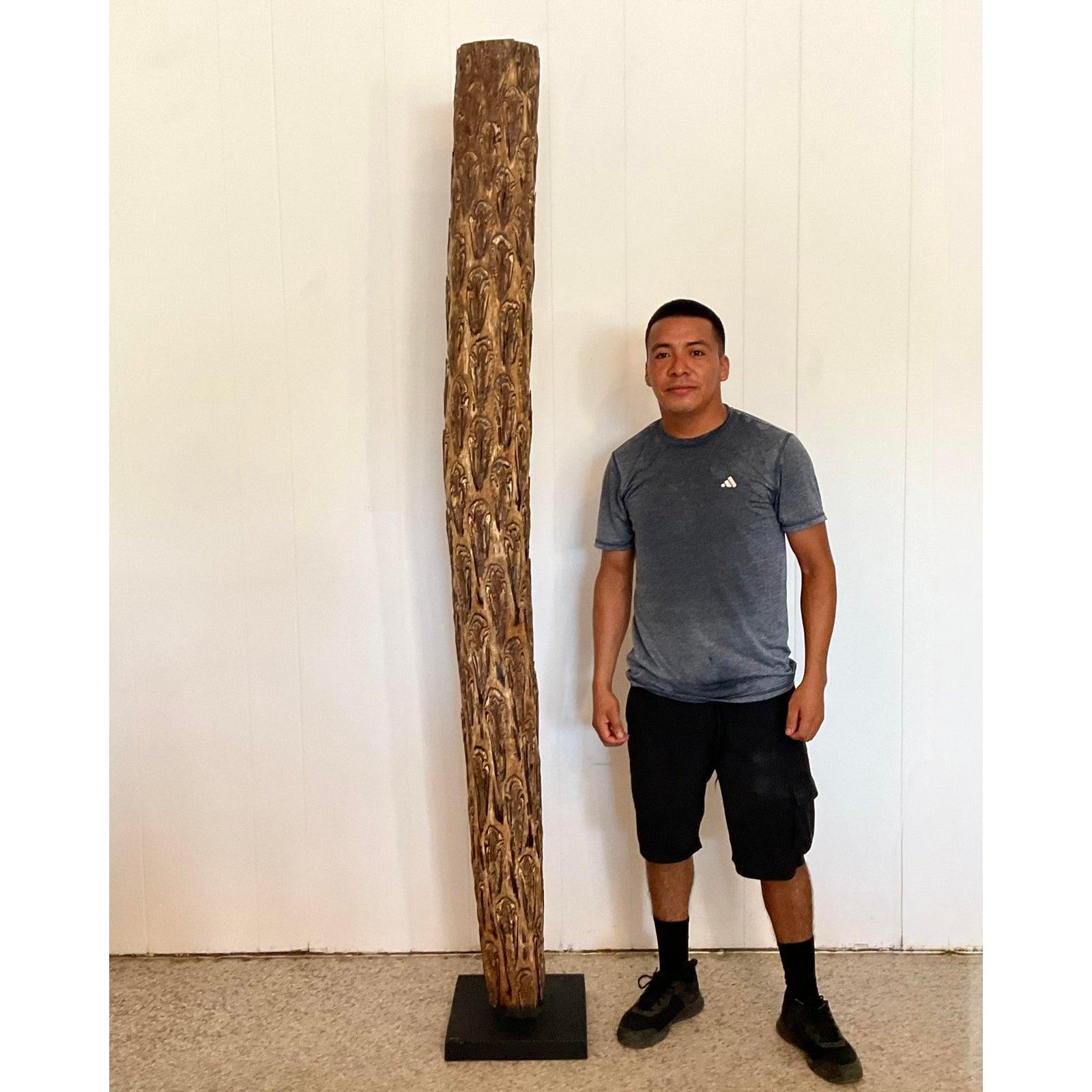 Introduci un elemento verticale potente e drammatico nei tuoi interni con questa monumentale scultura totem in legno intagliata a mano. Opera magistrale di design Brutalista e Organic Modern, questo pezzo presenta un intricato motivo ripetuto