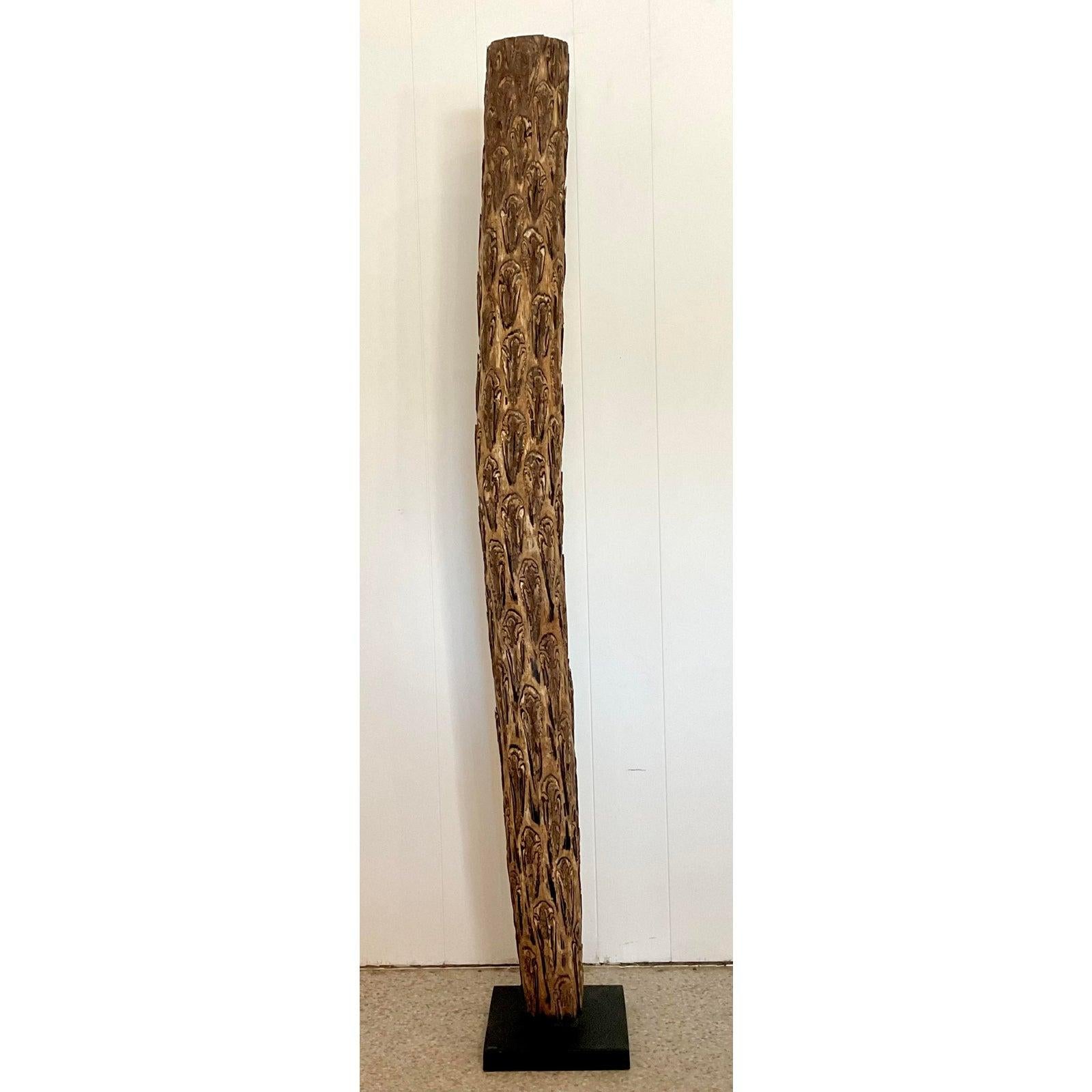 Brutalismo Scultura totem in legno intagliato bohémien della fine del XX secolo in vendita
