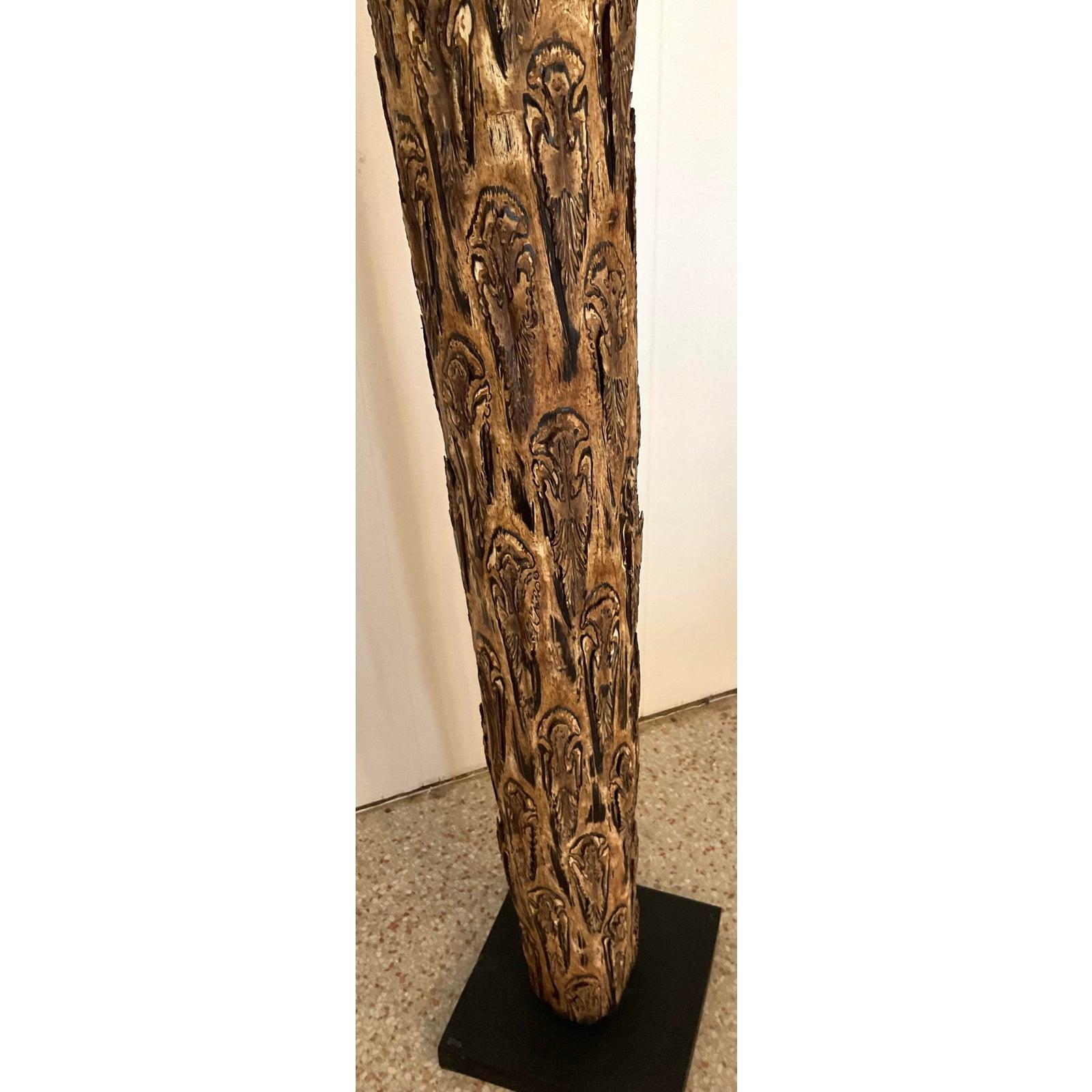 Americano Scultura totem in legno intagliato bohémien della fine del XX secolo in vendita