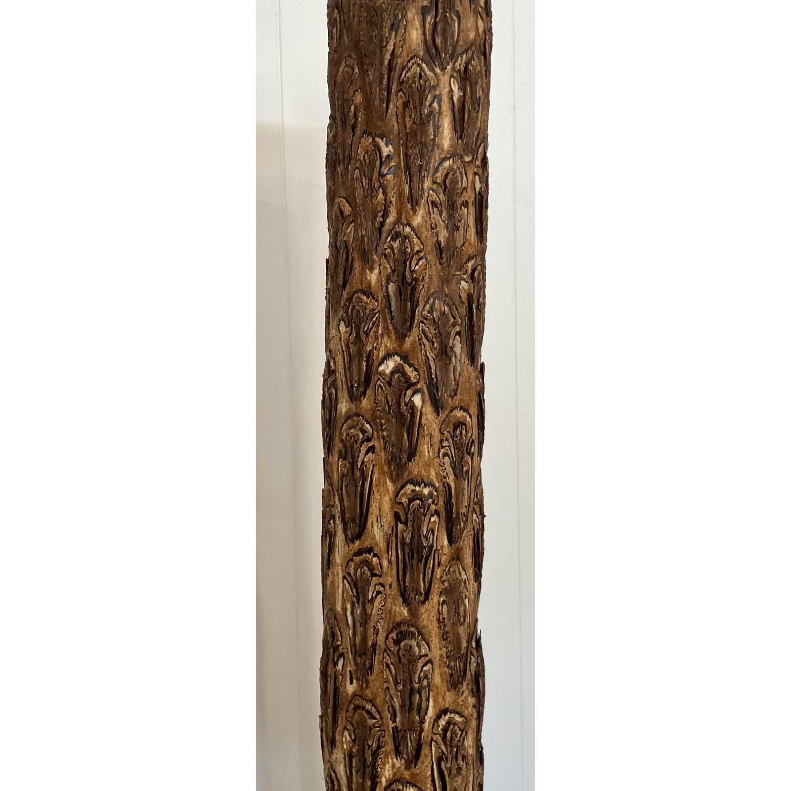 Scultura totem in legno intagliato bohémien della fine del XX secolo In condizioni buone in vendita a West Palm Beach, FL