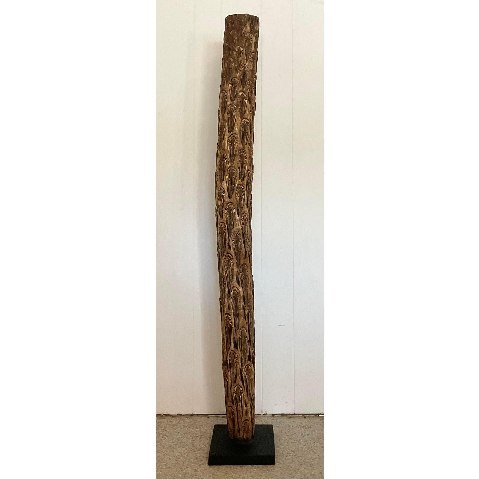Metallo Scultura totem in legno intagliato bohémien della fine del XX secolo in vendita