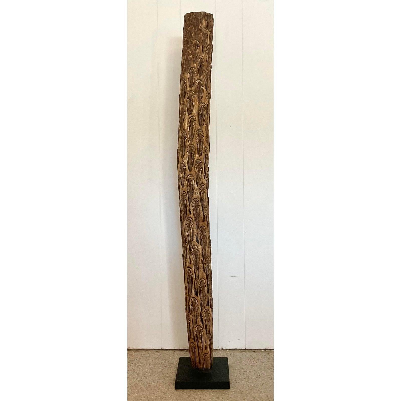 Scultura totem in legno intagliato bohémien della fine del XX secolo in vendita 1