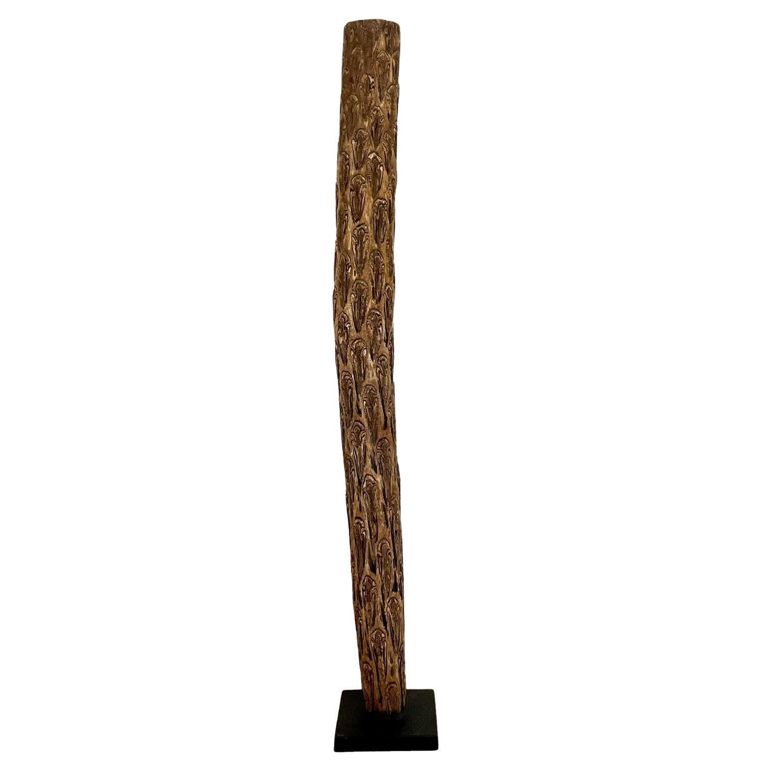 Scultura totem in legno intagliato bohémien della fine del XX secolo in vendita