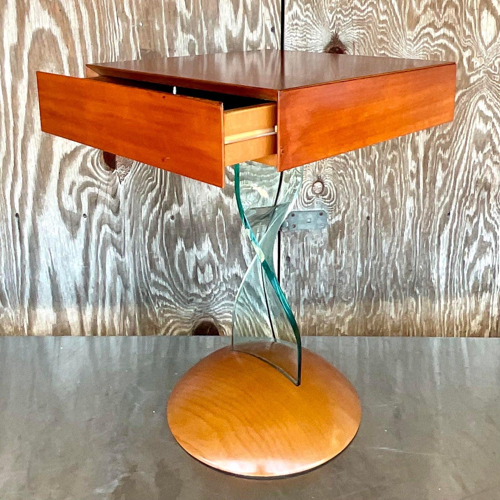 Une fabuleuse table d'appoint Boho vintage. Fabriqué par le groupe emblématique FIAM Italia. Un piédestal chic en verre torsadé avec un plateau en bois à un seul tiroir. Acquis auprès d'une succession de Miami.