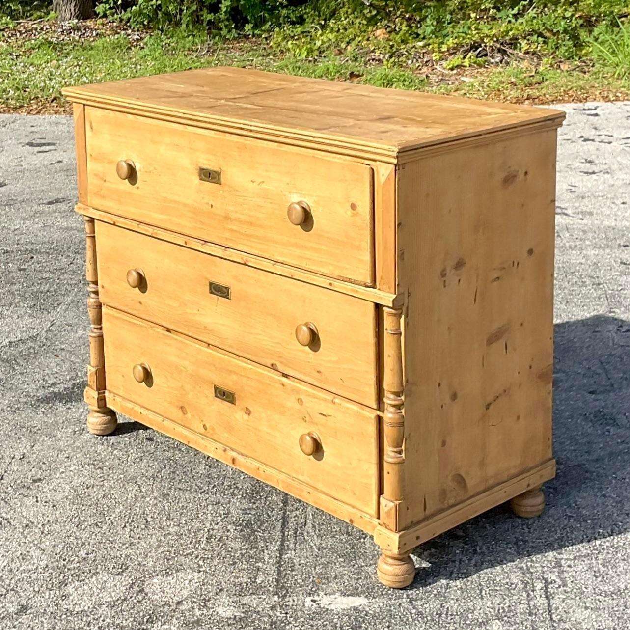 Ottone Cassettiera in pino francese Boho della fine del XX secolo in vendita