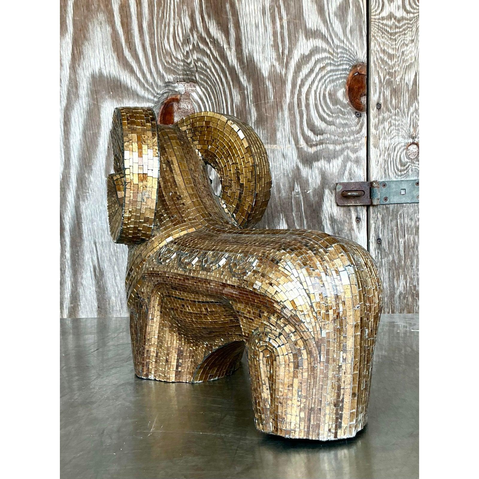 Aggiungi un audace accento artistico al tuo spazio con questa splendida scultura a forma di ram astratta in mosaico di vetro Vintage Boho. Realizzato con una squisita attenzione ai dettagli, questo pezzo scultoreo è completamente rivestito di