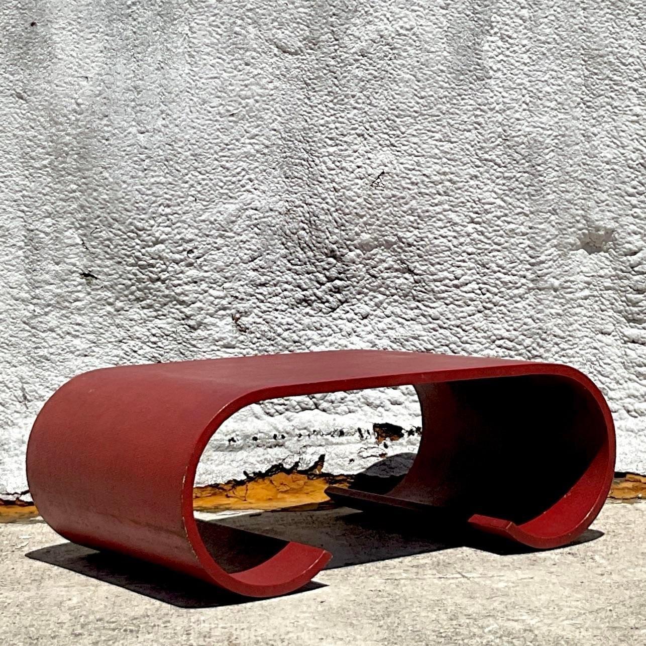Améliorez votre espace de vie avec la table basse Vintage By By Grasscloth Scroll. Fabriquée avec un flair américain, cette table présente des détails complexes en toile d'herbe et un design unique de volutes, ajoutant une touche d'élégance bohème à