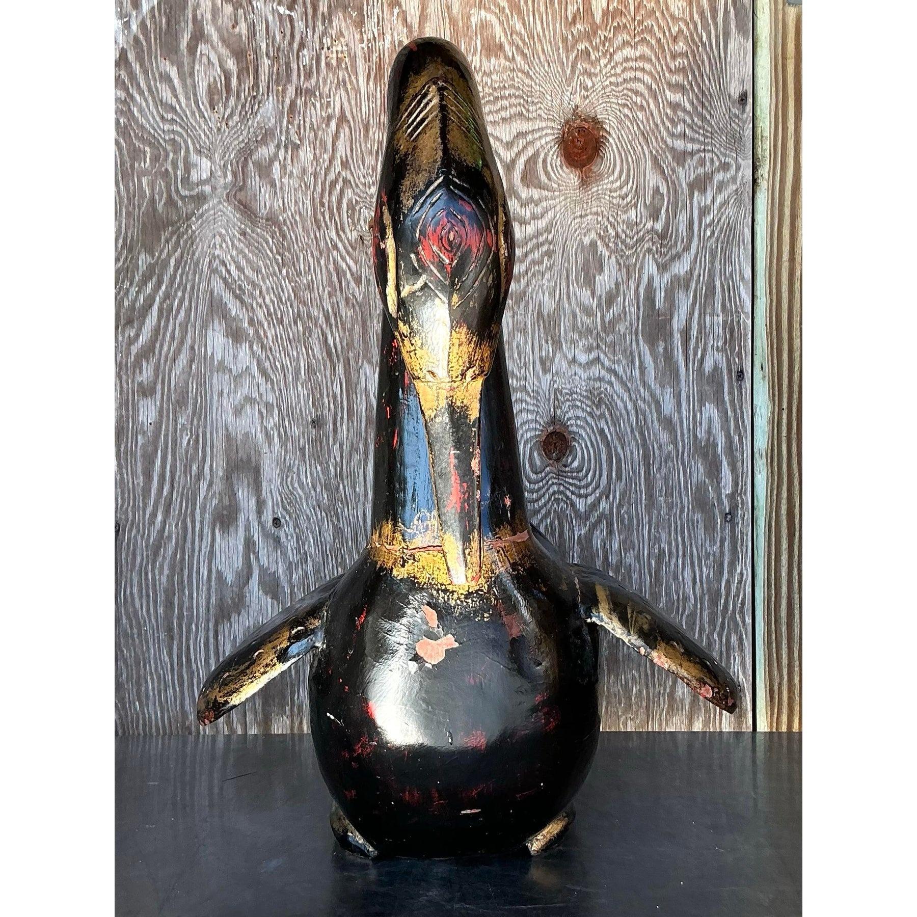 Questa straordinaria scultura di cigno vintage cattura l'essenza dell'eleganza bohémien con i suoi dettagli dipinti a mano e la sua finezza artistica. Caratterizzato da un'elegante finitura nera accentuata da decorazioni dorate, questo pezzo emana