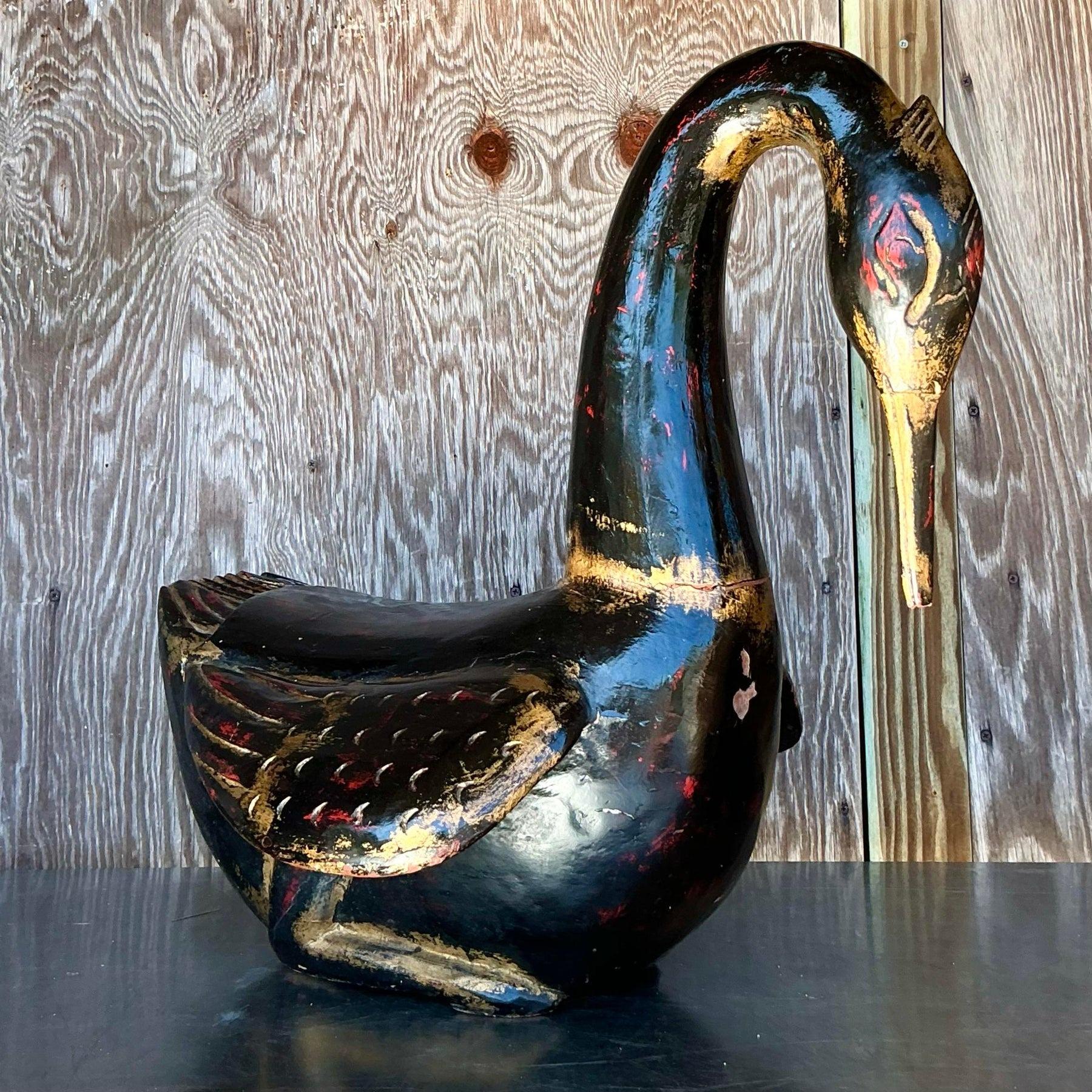 Filippino Cigno in legno intagliato dipinto a mano di Boho della fine del XX secolo in vendita