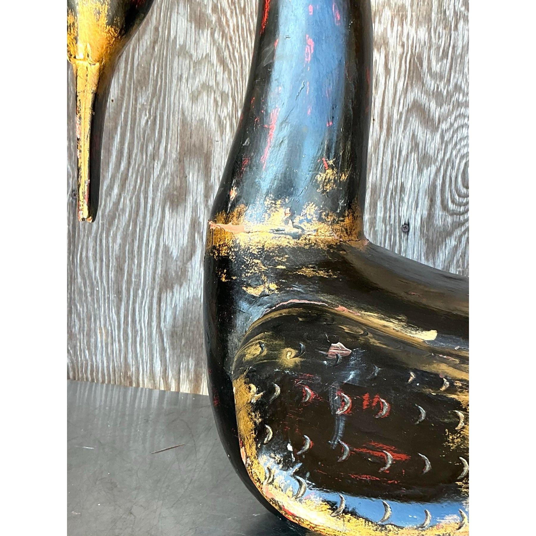 Cigno in legno intagliato dipinto a mano di Boho della fine del XX secolo In condizioni buone in vendita a west palm beach, FL