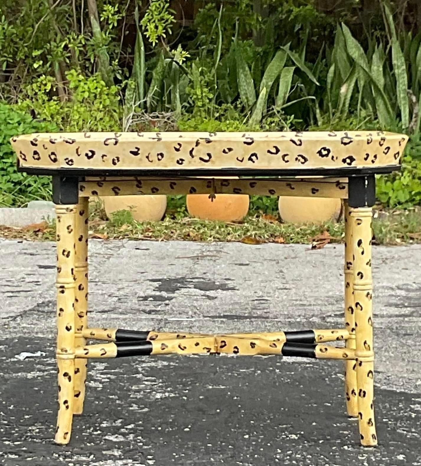 Américain Fin du 20ème siècle Vintage Boho Table à café avec plateau éléphant peint à la main en vente