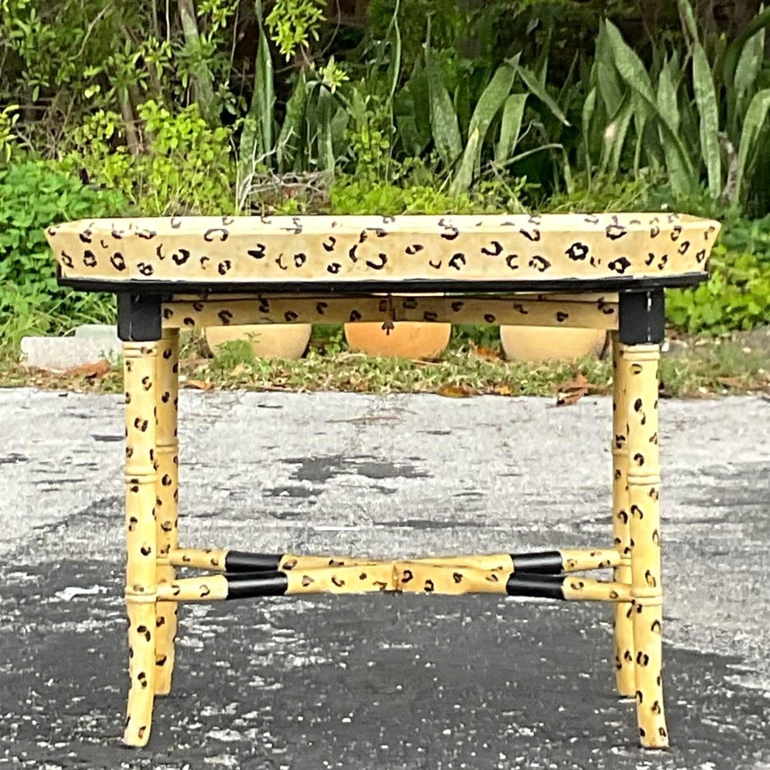 Fin du 20ème siècle Vintage Boho Table à café avec plateau éléphant peint à la main Bon état - En vente à west palm beach, FL