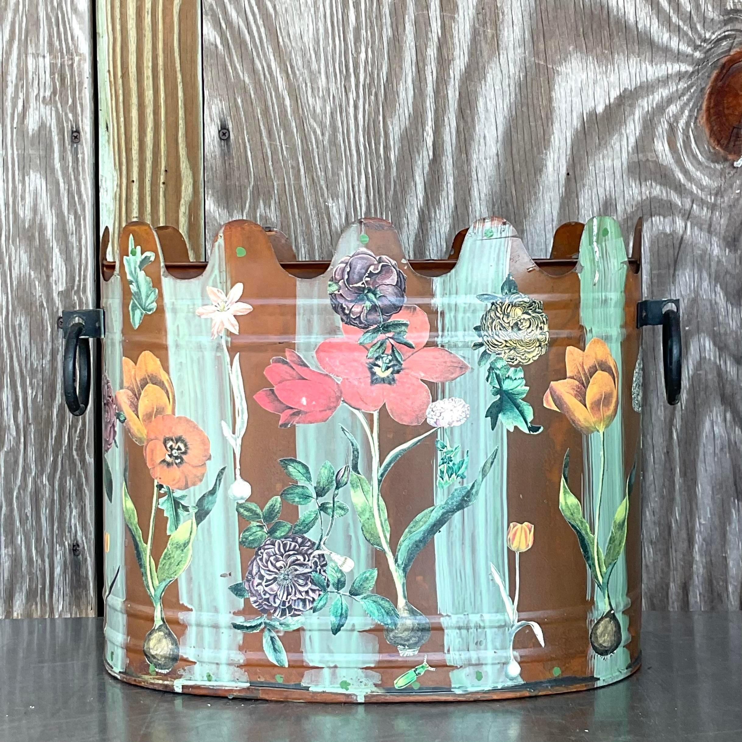 Infondi nel tuo spazio un tocco artistico con questo cache pot vintage boho in metallo dipinto a mano. Realizzato con dettagli intricati e colori vivaci, questo pezzo emana un fascino accattivante che ricorda l'arte popolare americana. Perfetto per