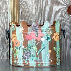 Ende des 20. Jahrhunderts Vintage Boho Hand bemalt Metall Cache Topf