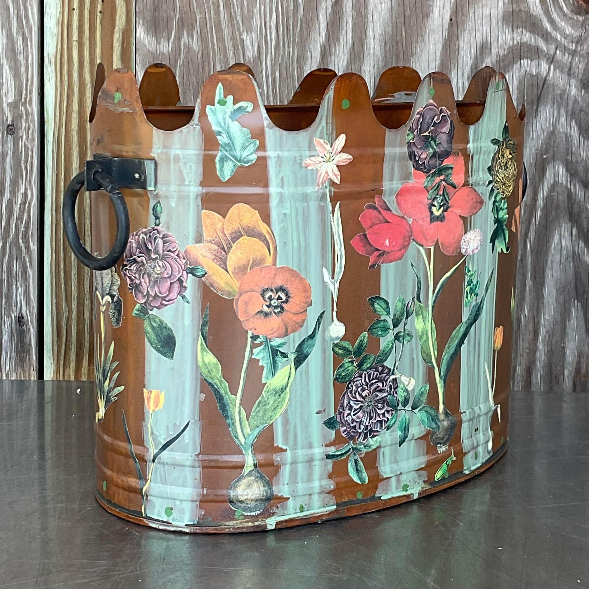 Vaso in metallo dipinto a mano Boho della fine del XX secolo In condizioni buone in vendita a west palm beach, FL
