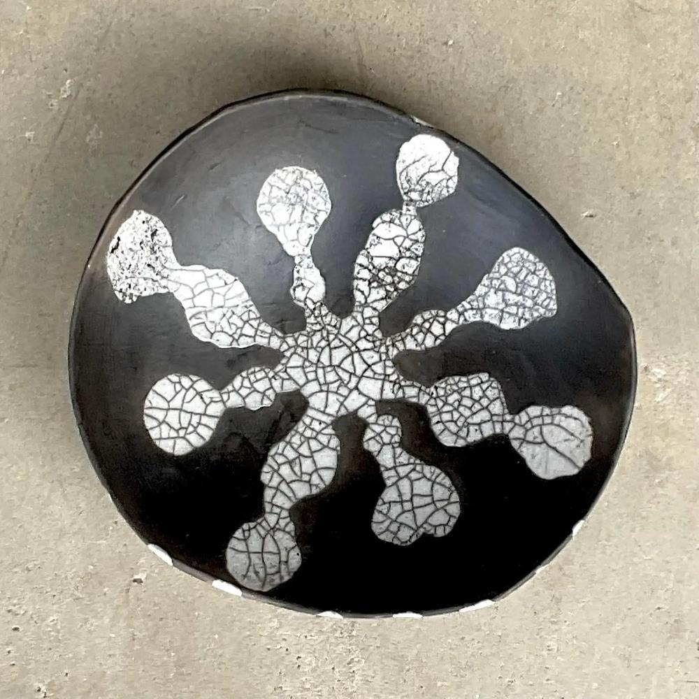 Magnifique bol vintage en poterie de studio Boho Chic. Un graphisme chic en noir et blanc avec un motif étoilé. Signé en bas par l'artiste C.I.C.. Acquis auprès d'un collectionneur de Palm Beach. 