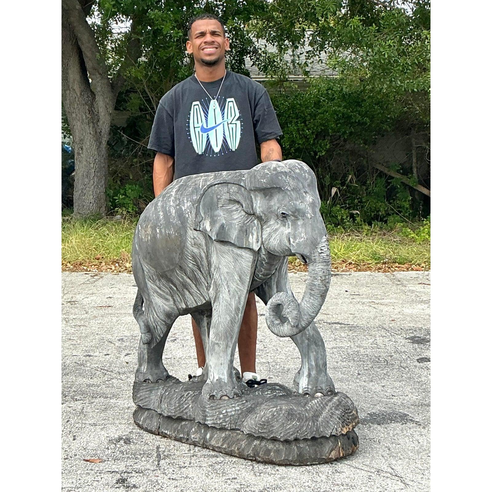 Rustico Elefante monumentale in legno intagliato della fine del 20° secolo, vintage Boho in vendita