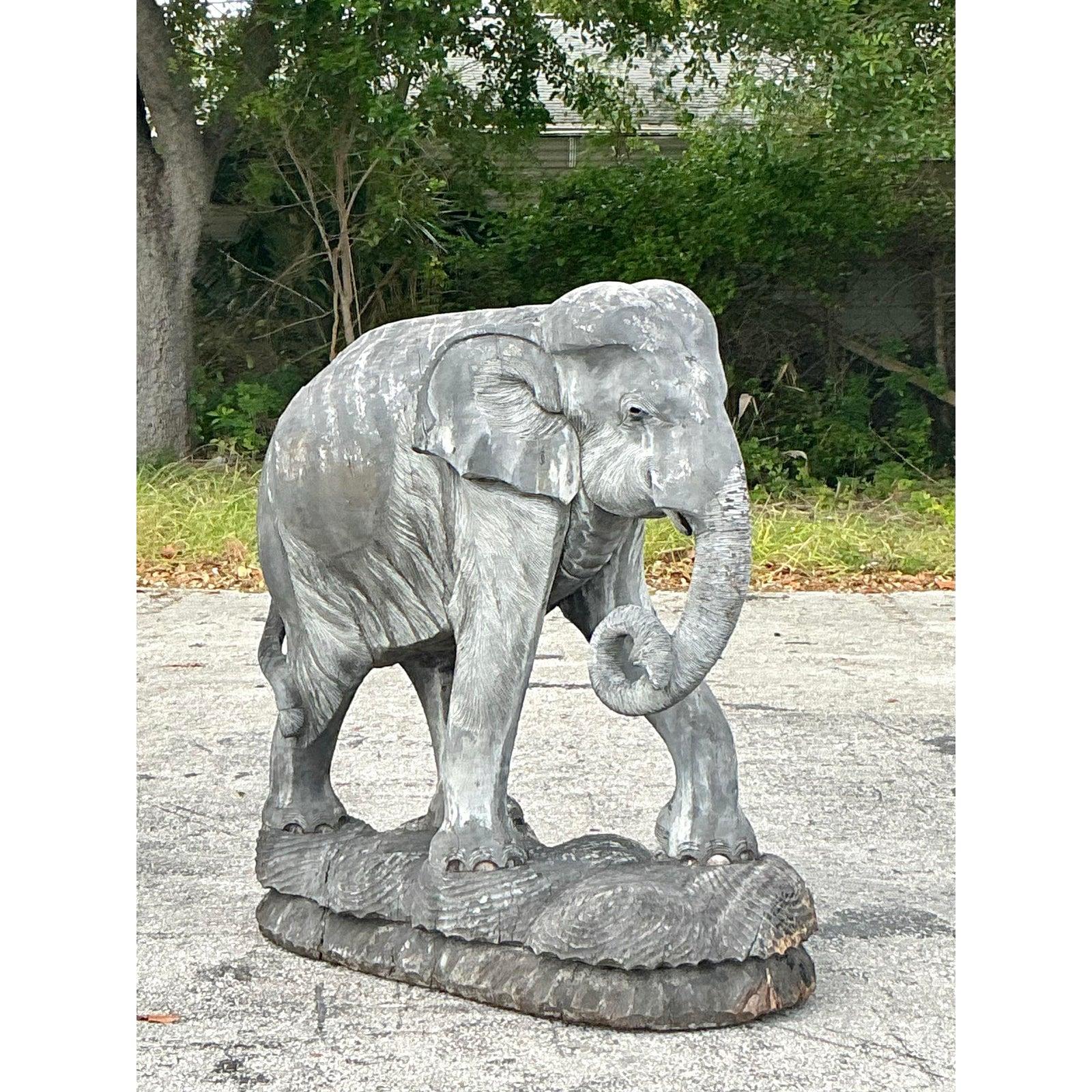 Filippino Elefante monumentale in legno intagliato della fine del 20° secolo, vintage Boho in vendita