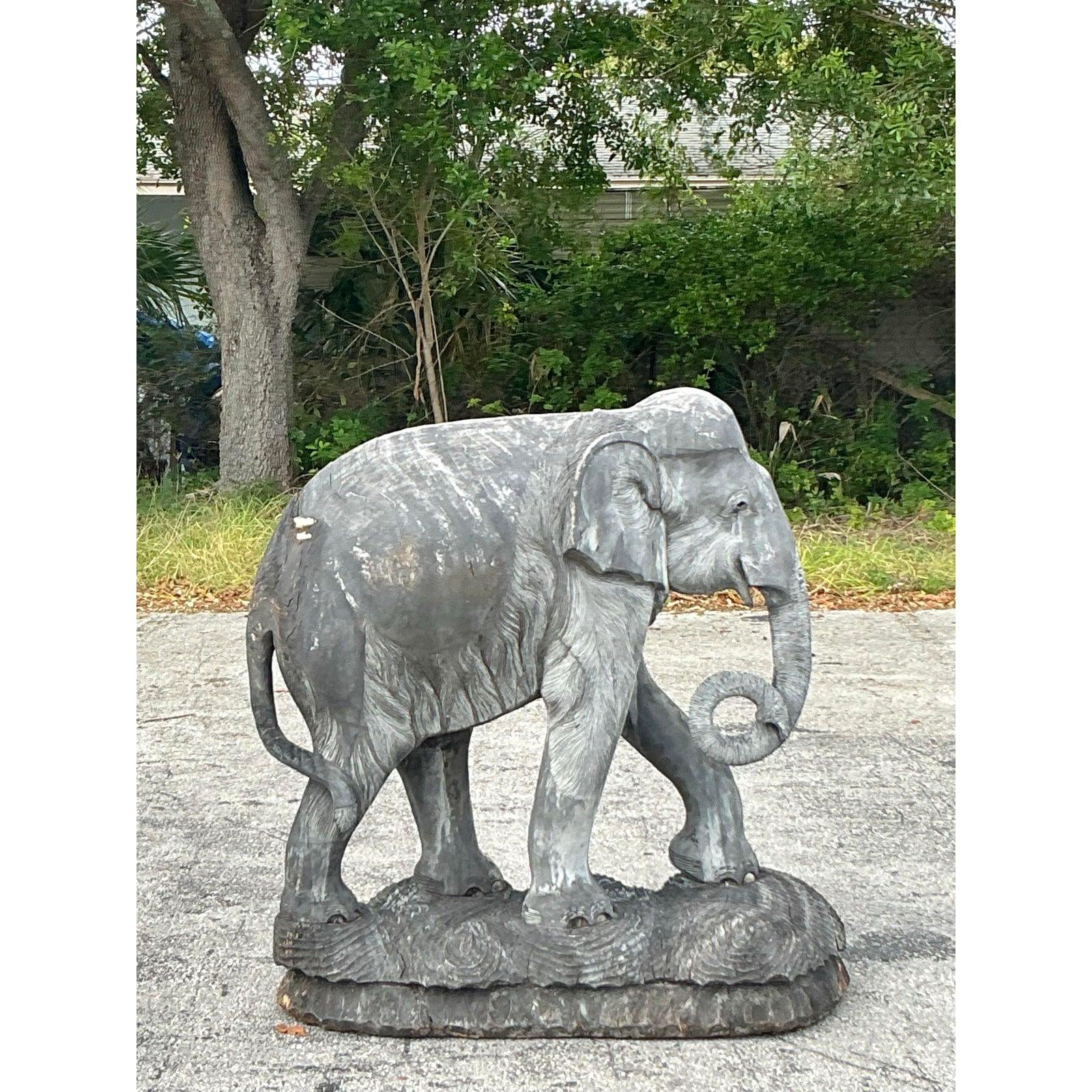 XX secolo Elefante monumentale in legno intagliato della fine del 20° secolo, vintage Boho in vendita