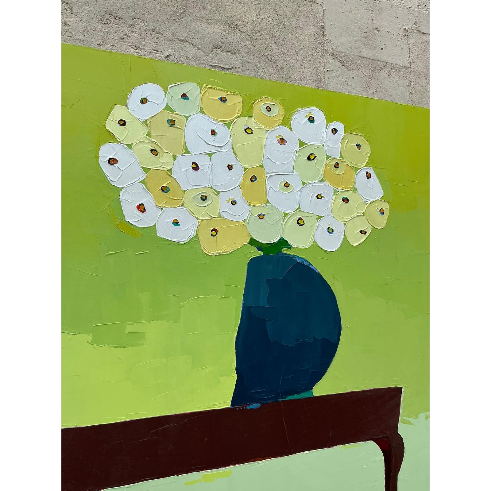 Haz una declaración audaz y alegre con este espectacular cuadro floral original vintage sobre lienzo. De escala realmente monumental, esta obra de arte rebosa vida, con un vibrante ramo de estilizadas flores blancas y amarillas que brotan de un