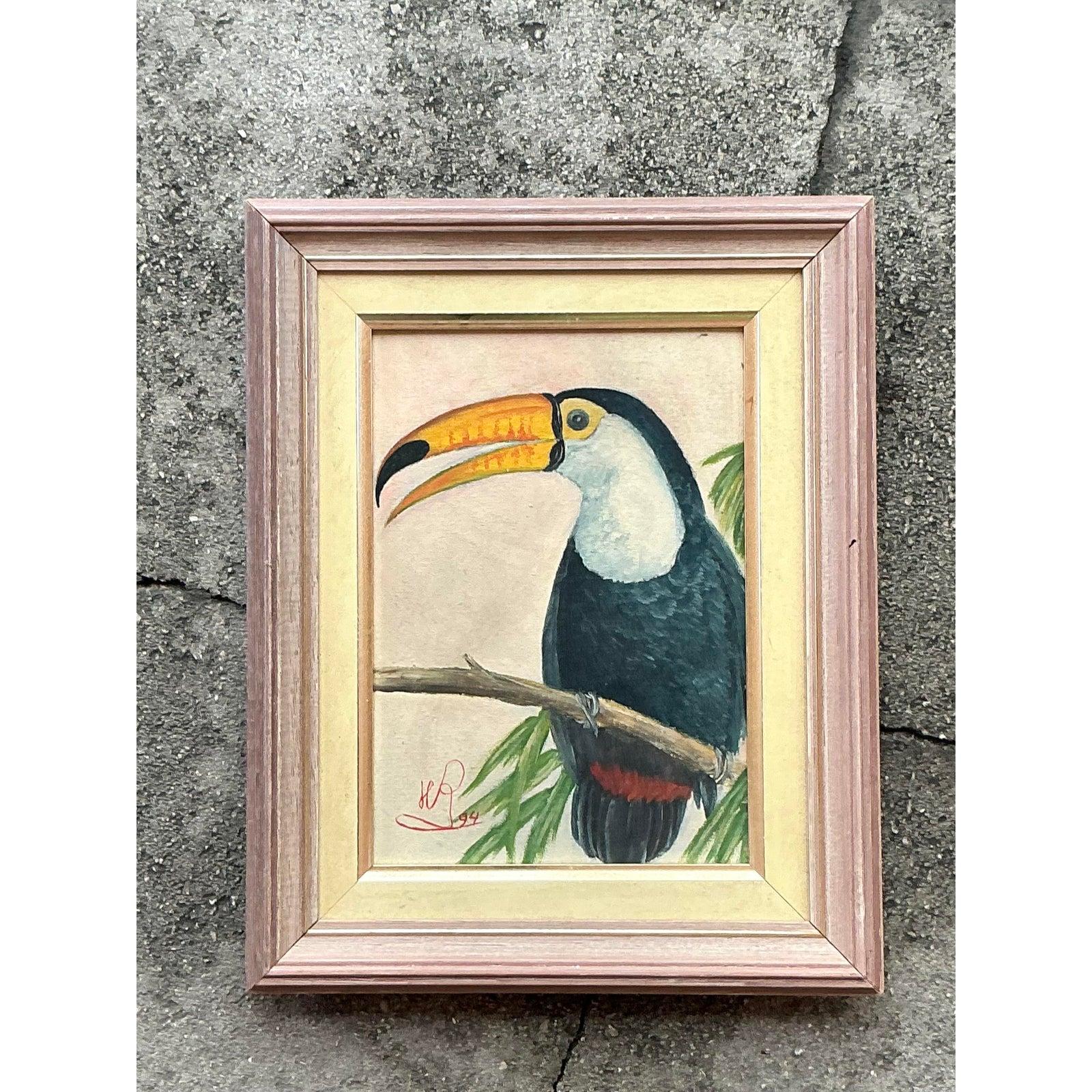 Holen Sie sich den lebendigen Charme der Tropen in Ihr Zuhause mit diesem atemberaubenden Original-Ölgemälde im Vintage-Stil, das einen prächtigen Tukan zeigt. Das Kunstwerk zeigt den exotischen Vogel bis ins kleinste Detail, von seinem ikonischen,