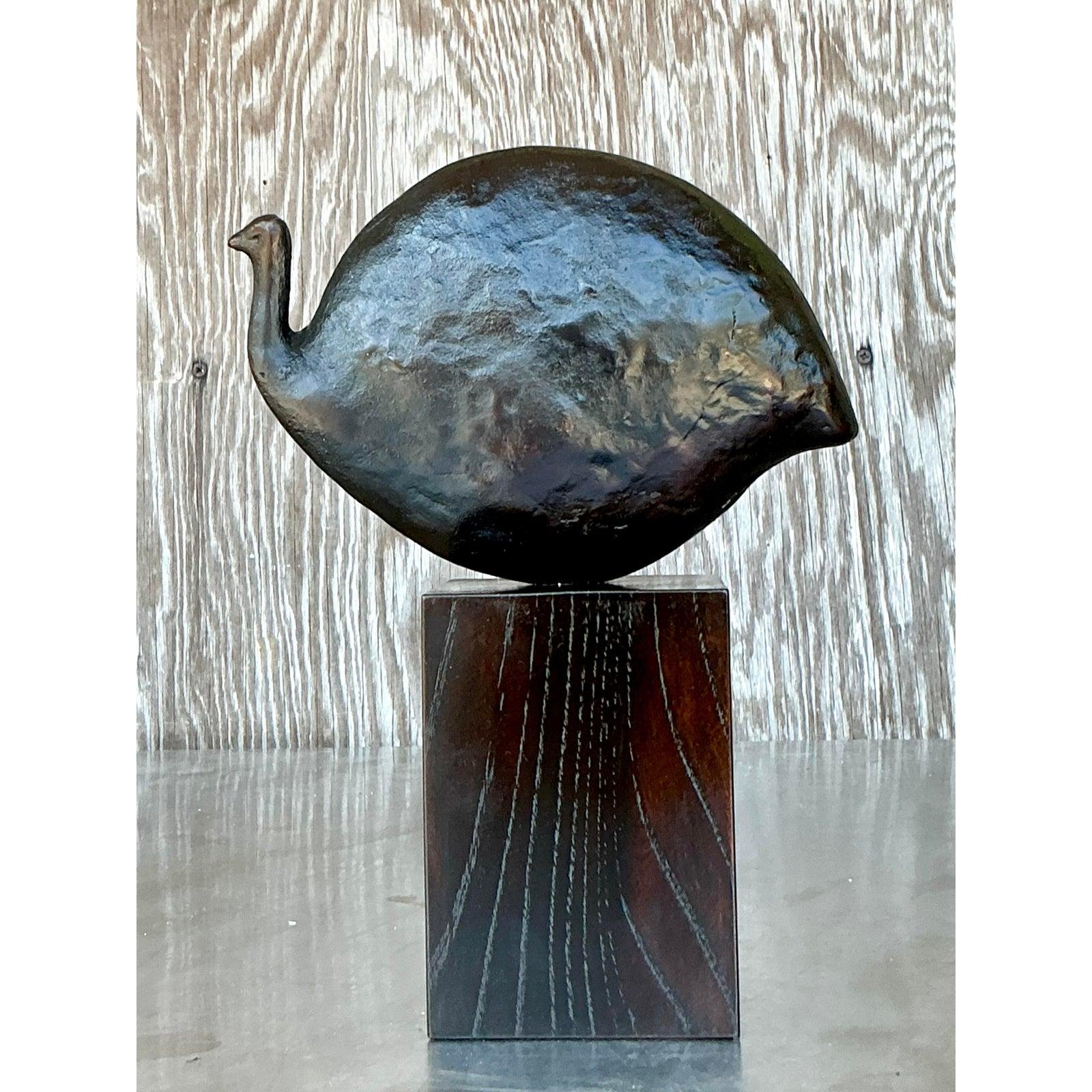 Descubre una cautivadora pieza de arte vintage con esta escultura abstracta de un pájaro. Realizada en bronce con una rica y profunda pátina, esta escultura encarna una estética minimalista, reduciendo el ave a su forma esencial y elegante: un