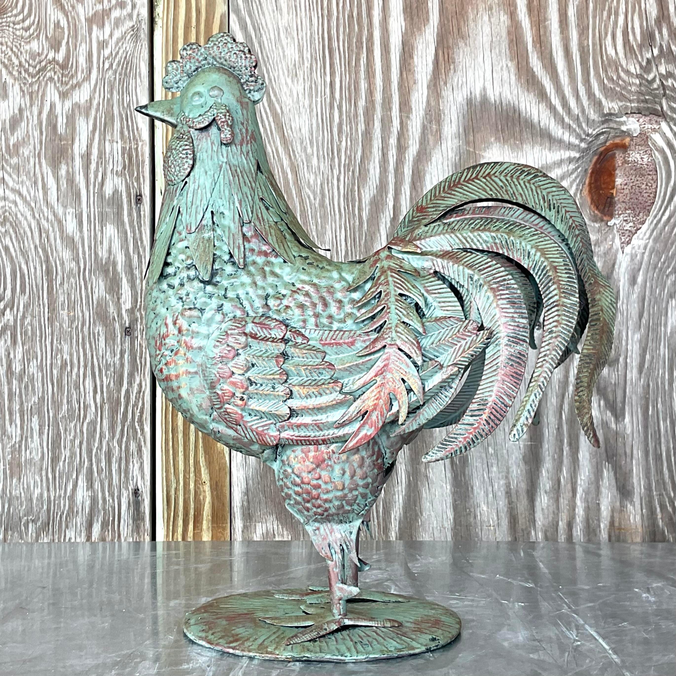 Évoquez le charme rustique de l'Amérique avec ce coq en étain patiné Vintage Byho. Fabriqué avec un style américain durable et un flair fantaisiste, il ajoute du caractère à n'importe quel espace, insufflant une touche de nostalgie et d'attrait de